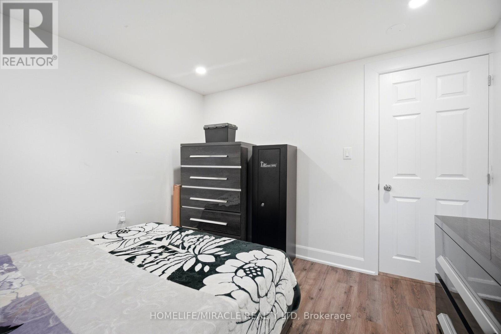 18 GLENGROVE AVENUE - 36