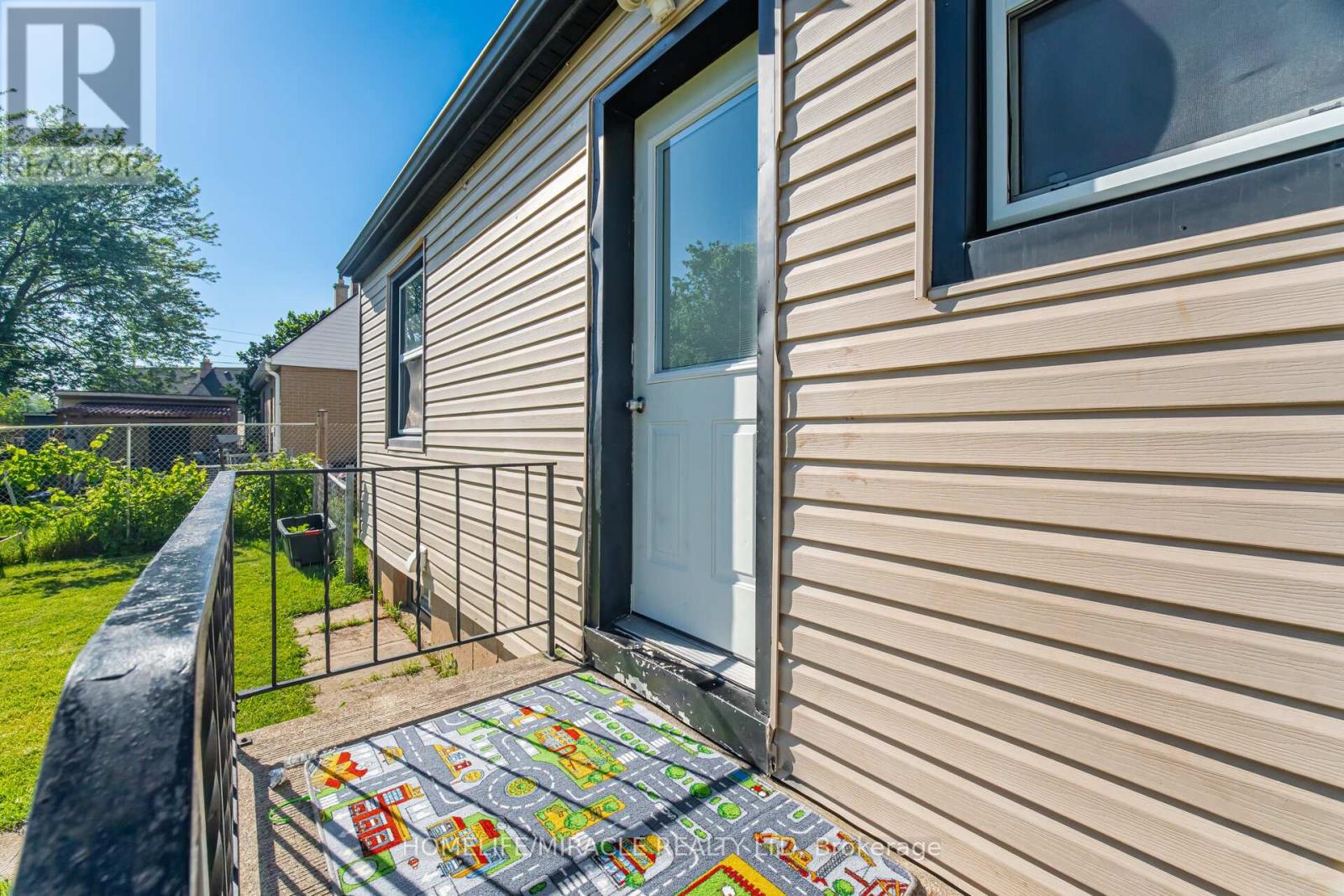 18 GLENGROVE AVENUE - 39