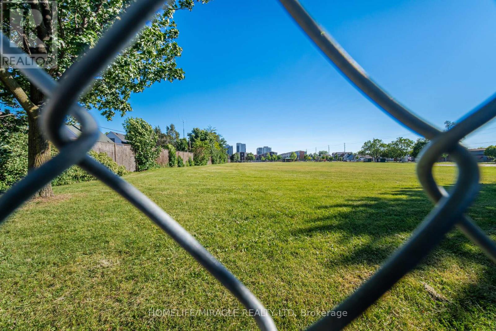 18 GLENGROVE AVENUE - 44