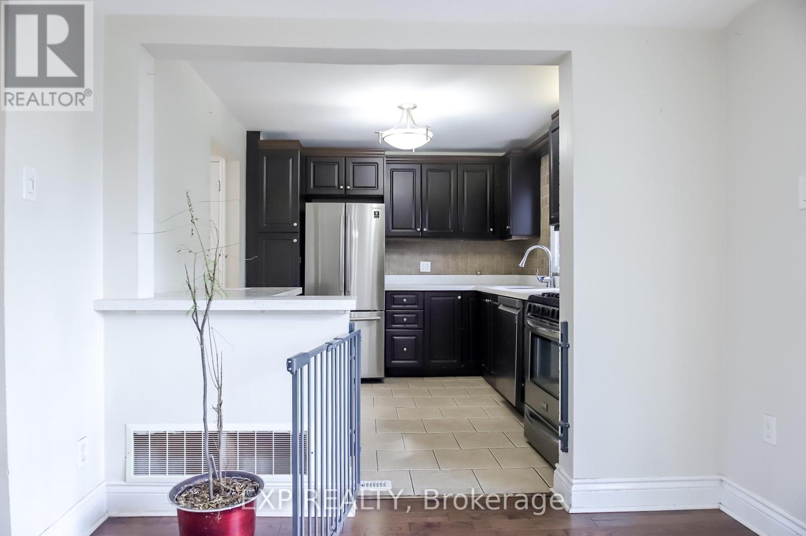 692 SULTANA SQUARE - 15