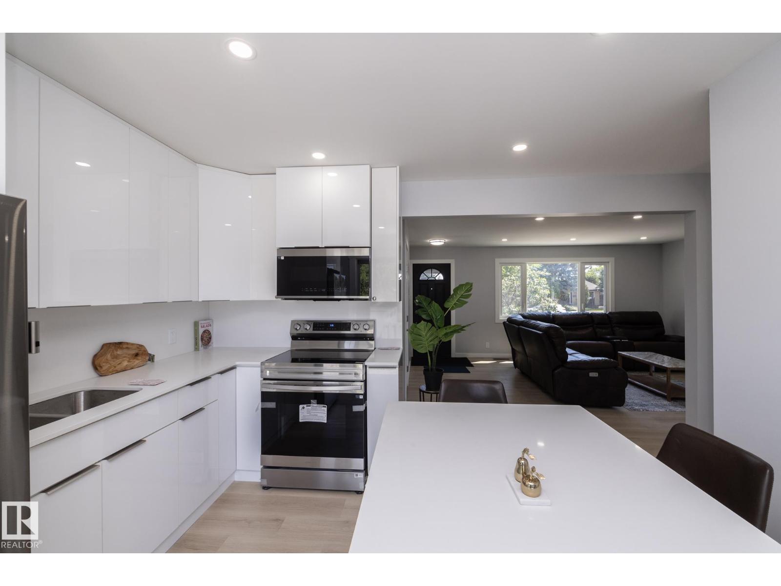 8008 159 ST NW — photo 13