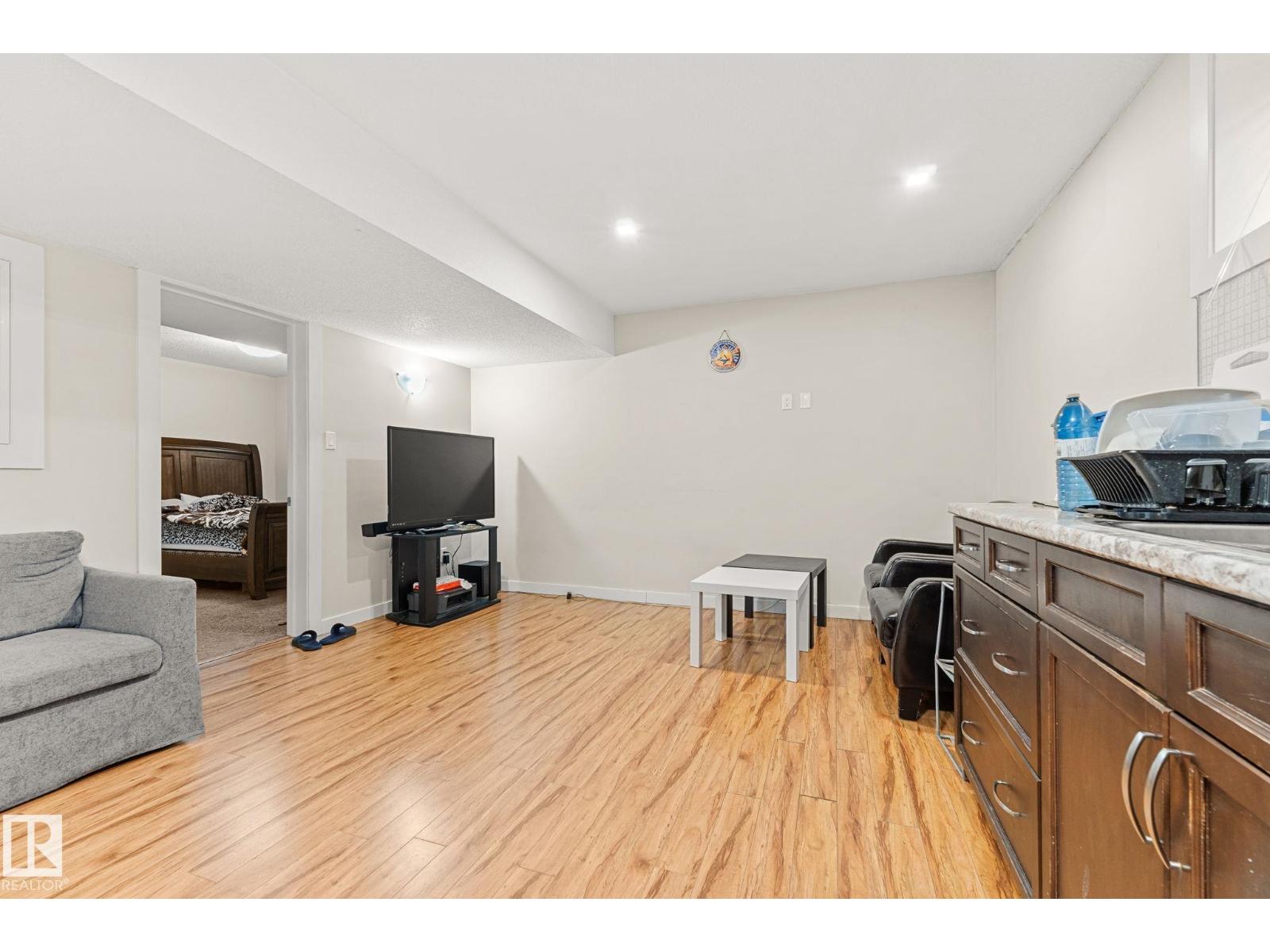 724 40 AV NW - 49