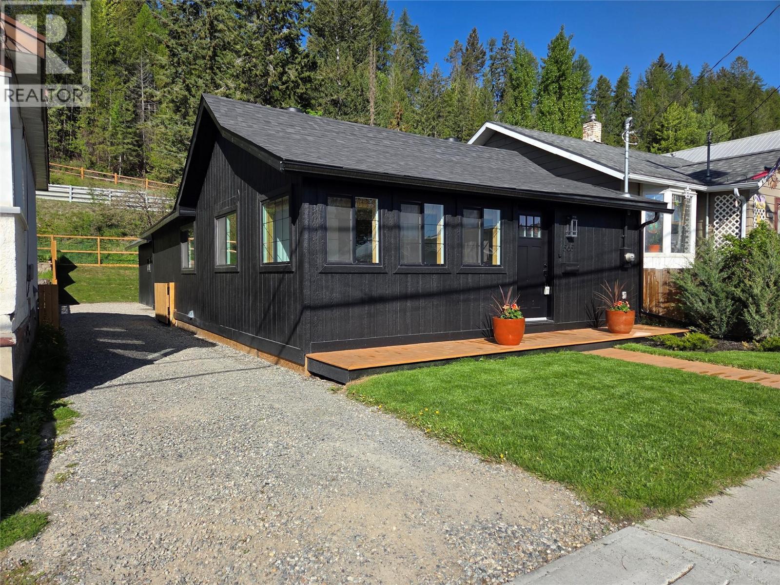 565 Wallinger Avenue - 1
