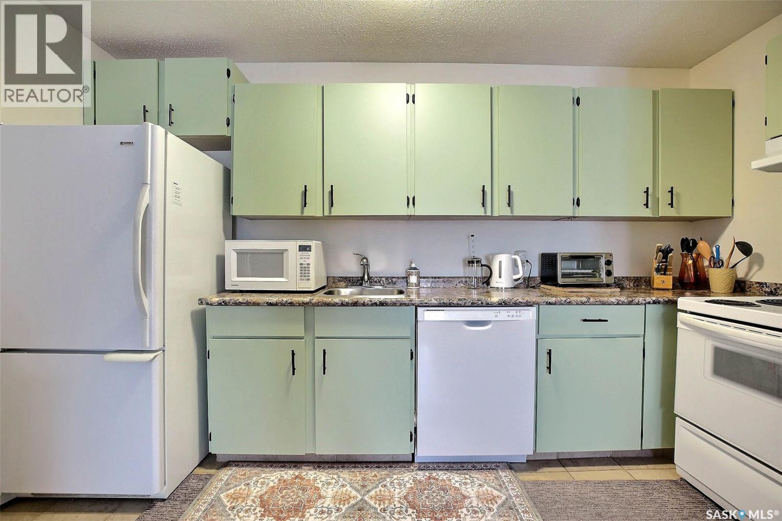 #505 2406 Heseltine ROAD - 10