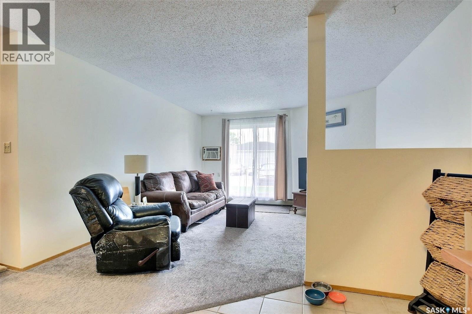 #505 2406 Heseltine ROAD - 11