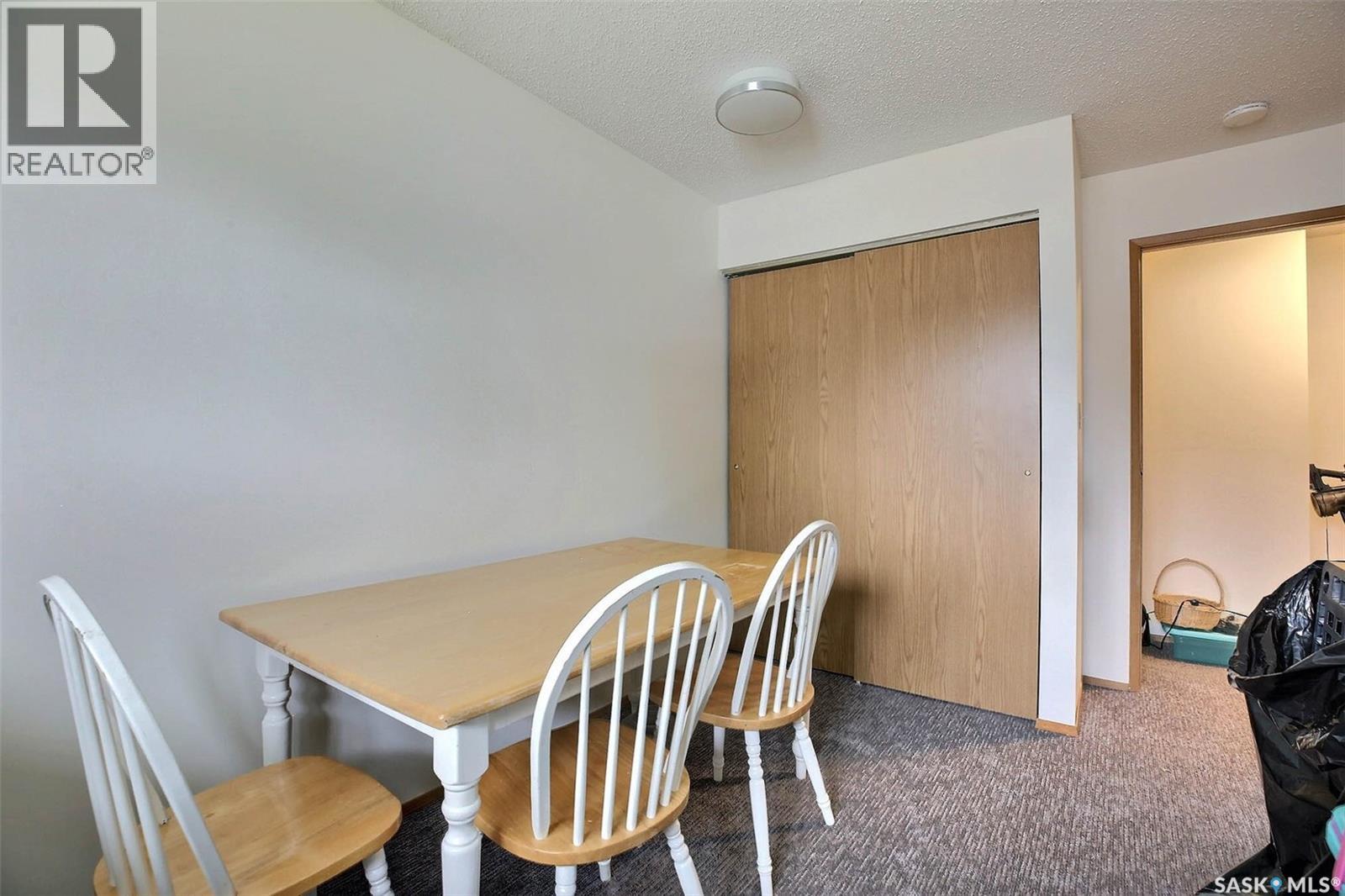 #505 2406 Heseltine ROAD - 22