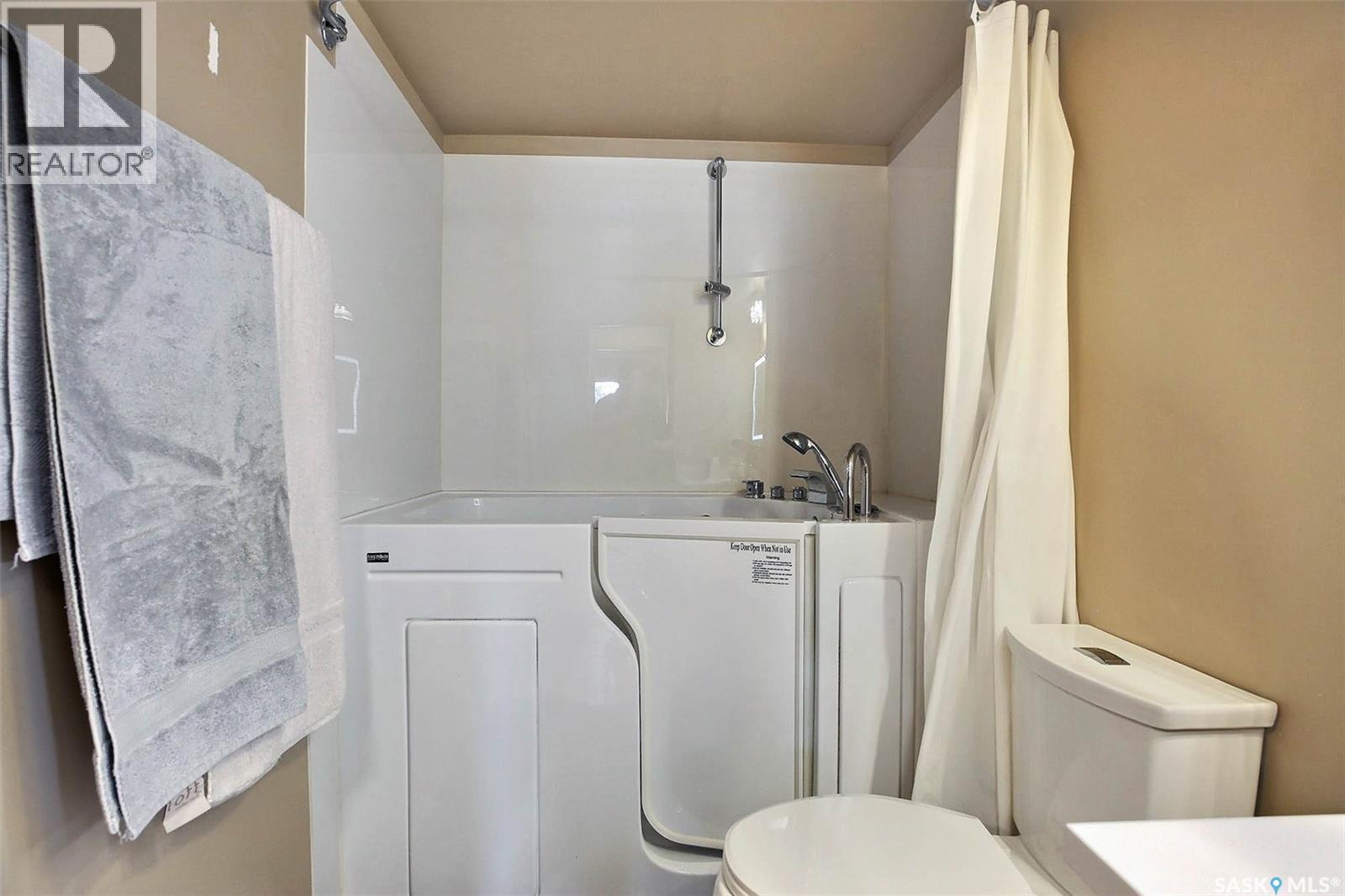 #505 2406 Heseltine ROAD - 24