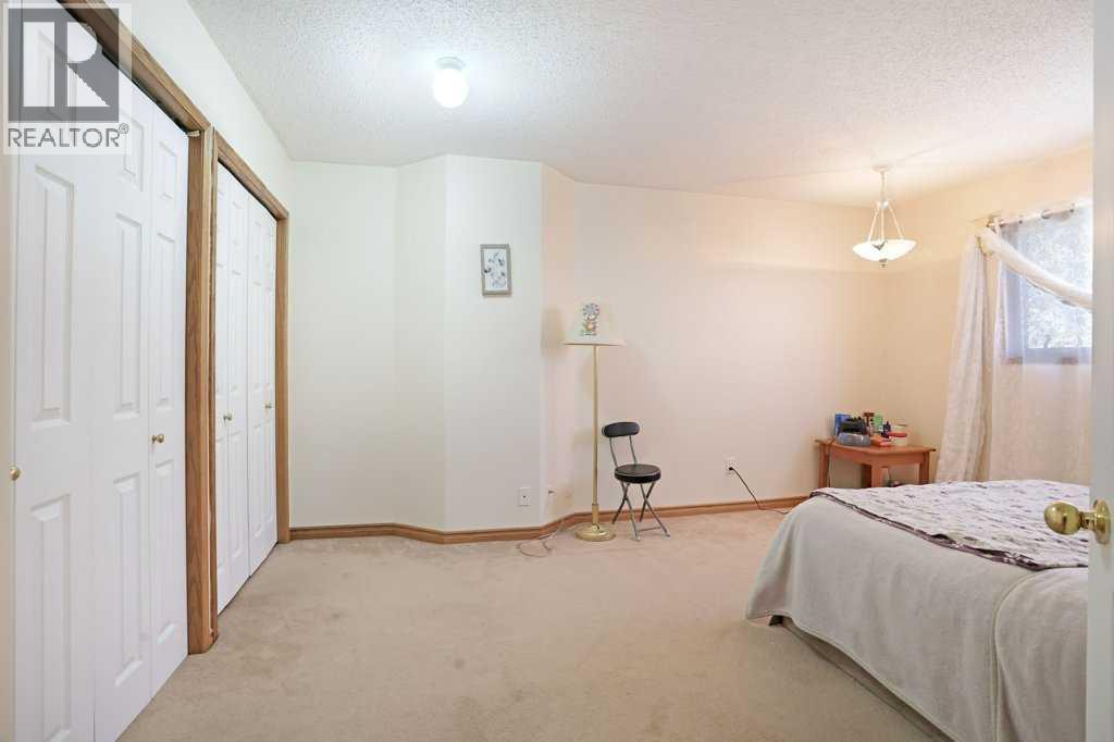 40 Charlesworth Crescent E - 16