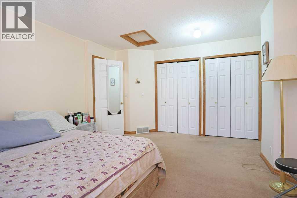 40 Charlesworth Crescent E - 18