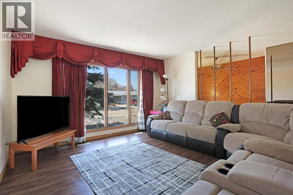 40 Charlesworth Crescent E - 5