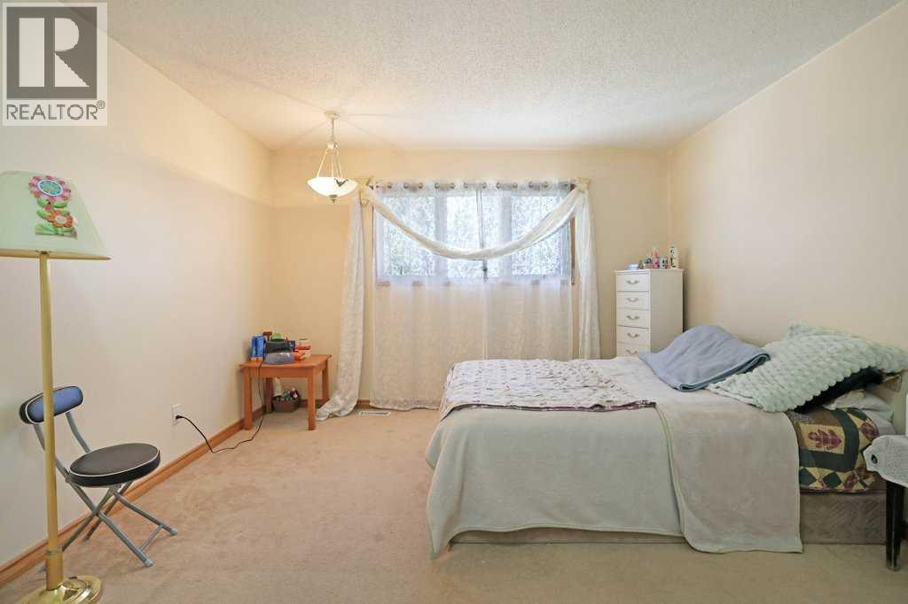 40 Charlesworth Crescent E - 17