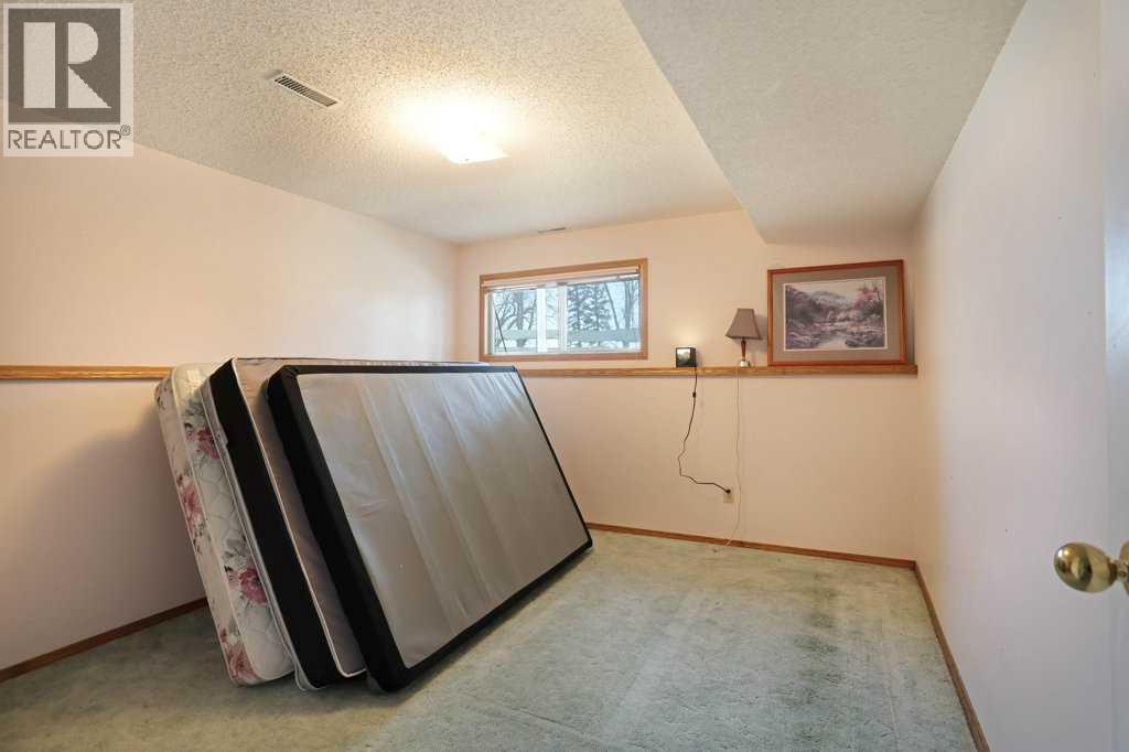 40 Charlesworth Crescent E - 29