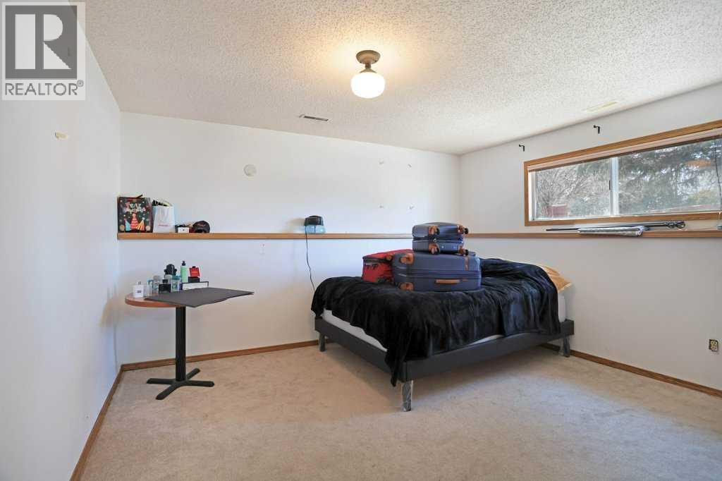 40 Charlesworth Crescent E - 27