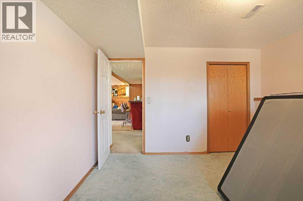 40 Charlesworth Crescent E - 30