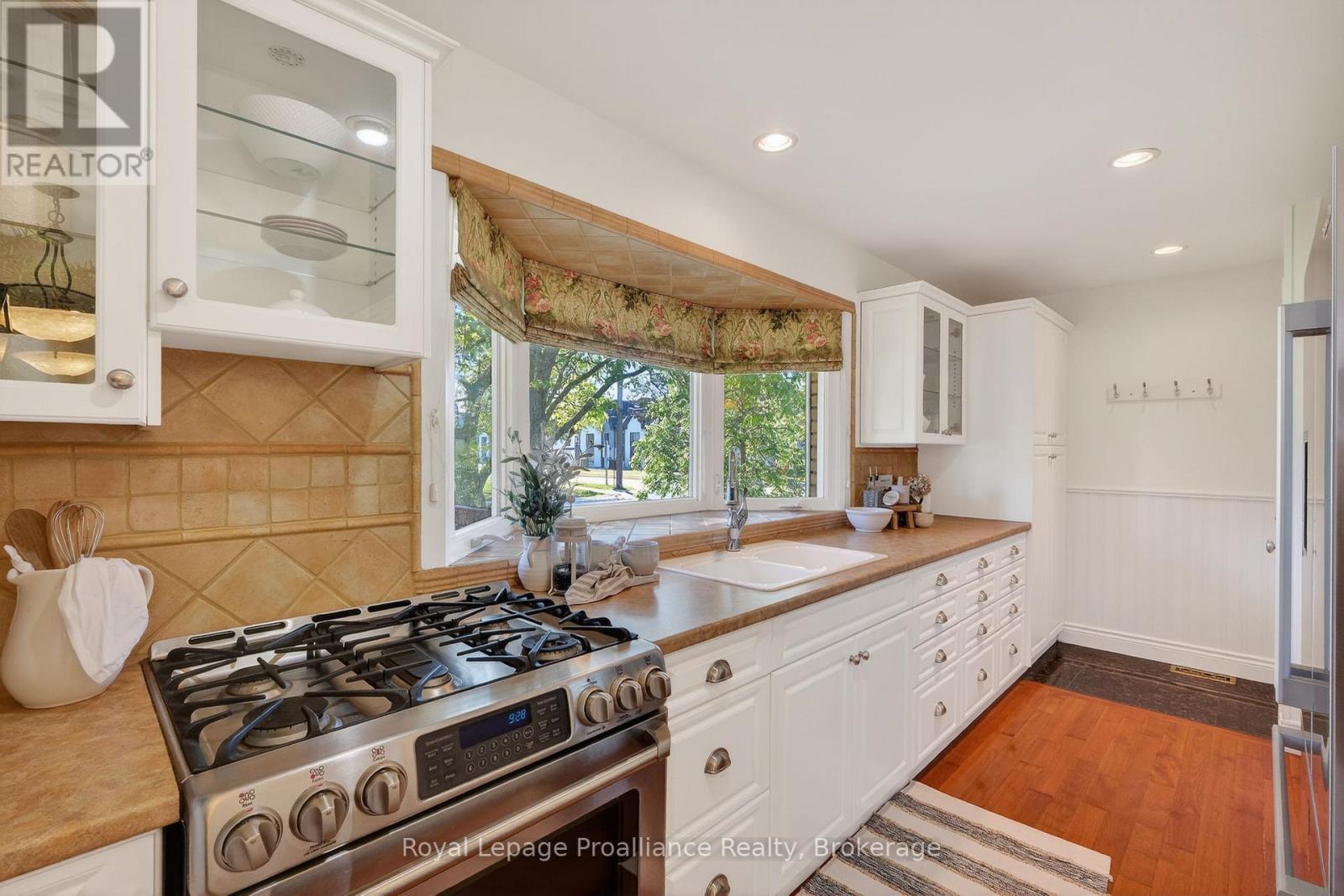 951 D'ARCY STREET - 13