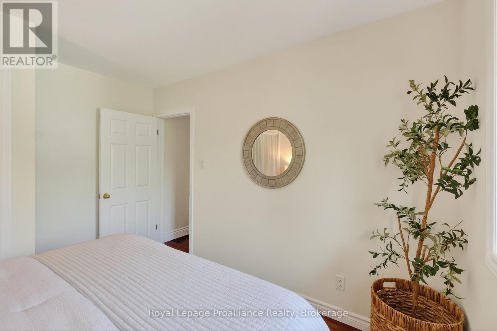 951 D'ARCY STREET - 23
