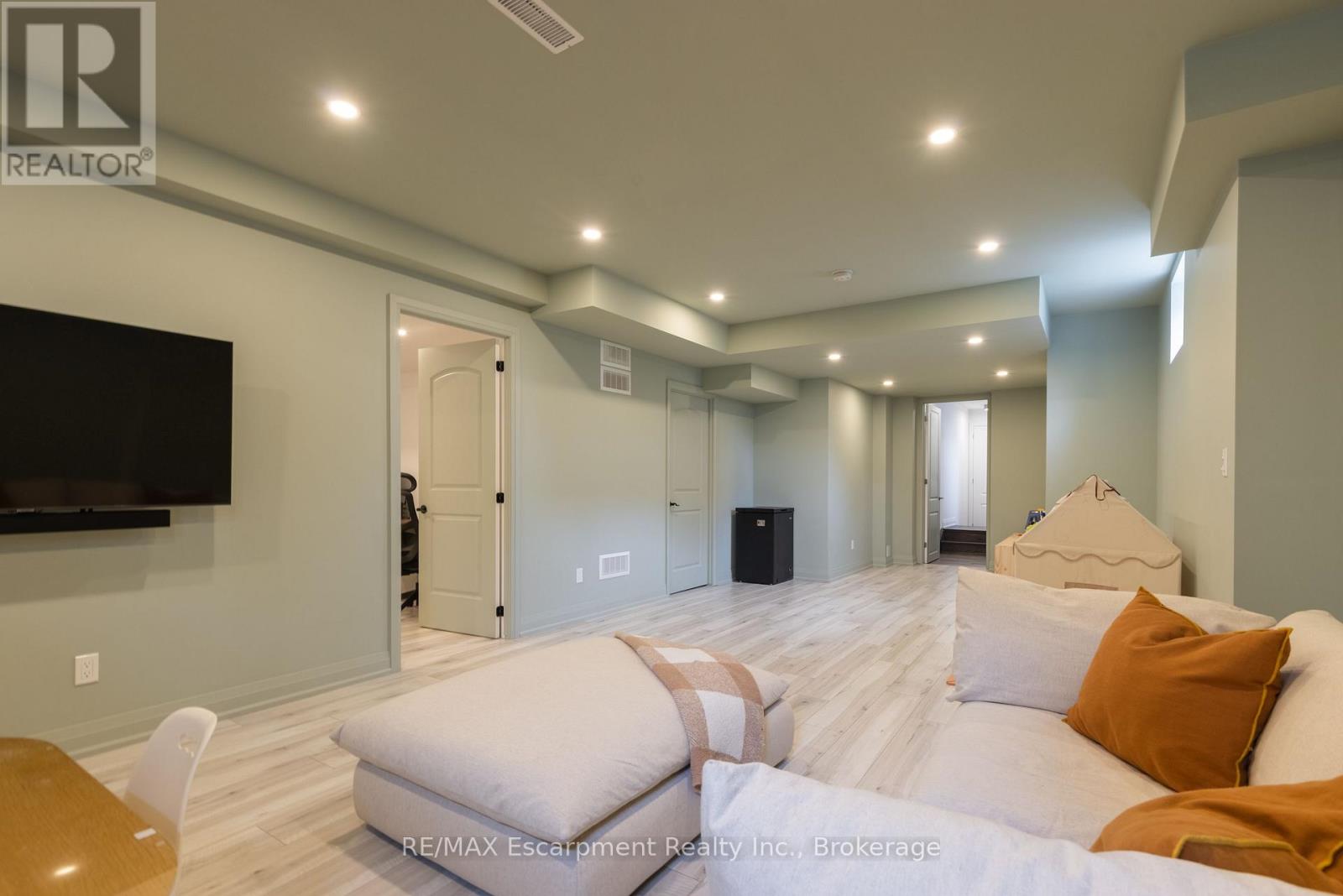 1388 AYMOND CRESCENT - 34