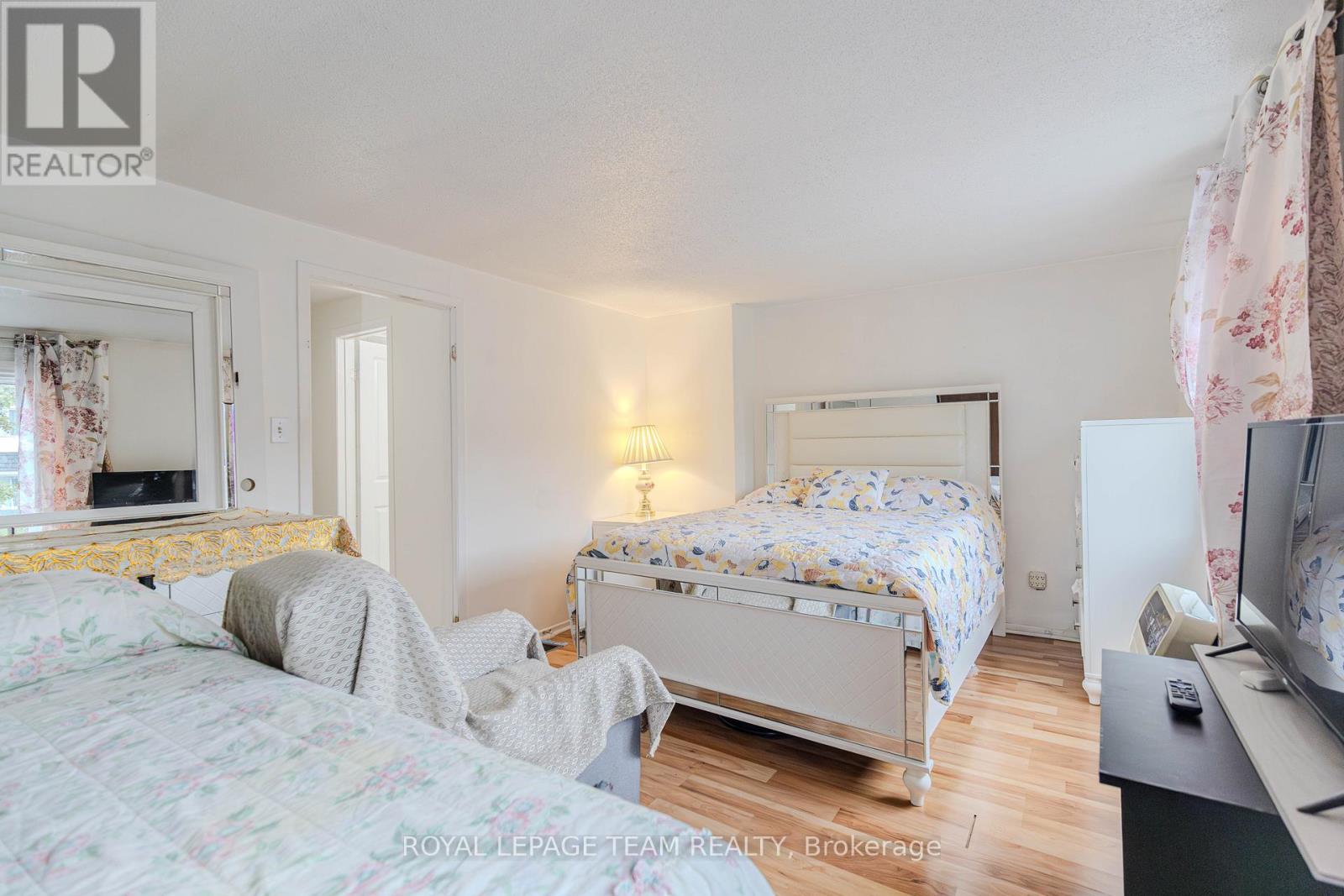 3 Bed, 2 Bath House for Sale in Ottawa – 20 – 2669 SOUTHVALE CRESCENT, Ottawa – MLS# X13446616 - Image 21