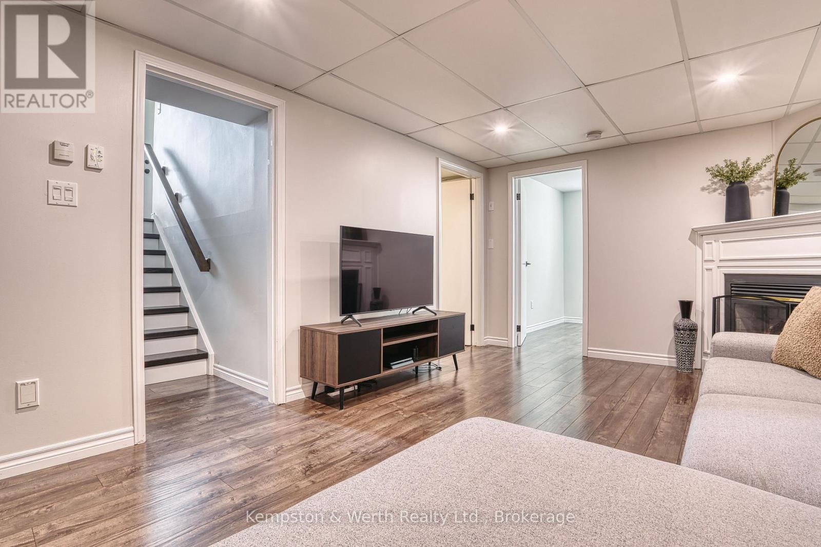 745 LAVERY STREET - 36