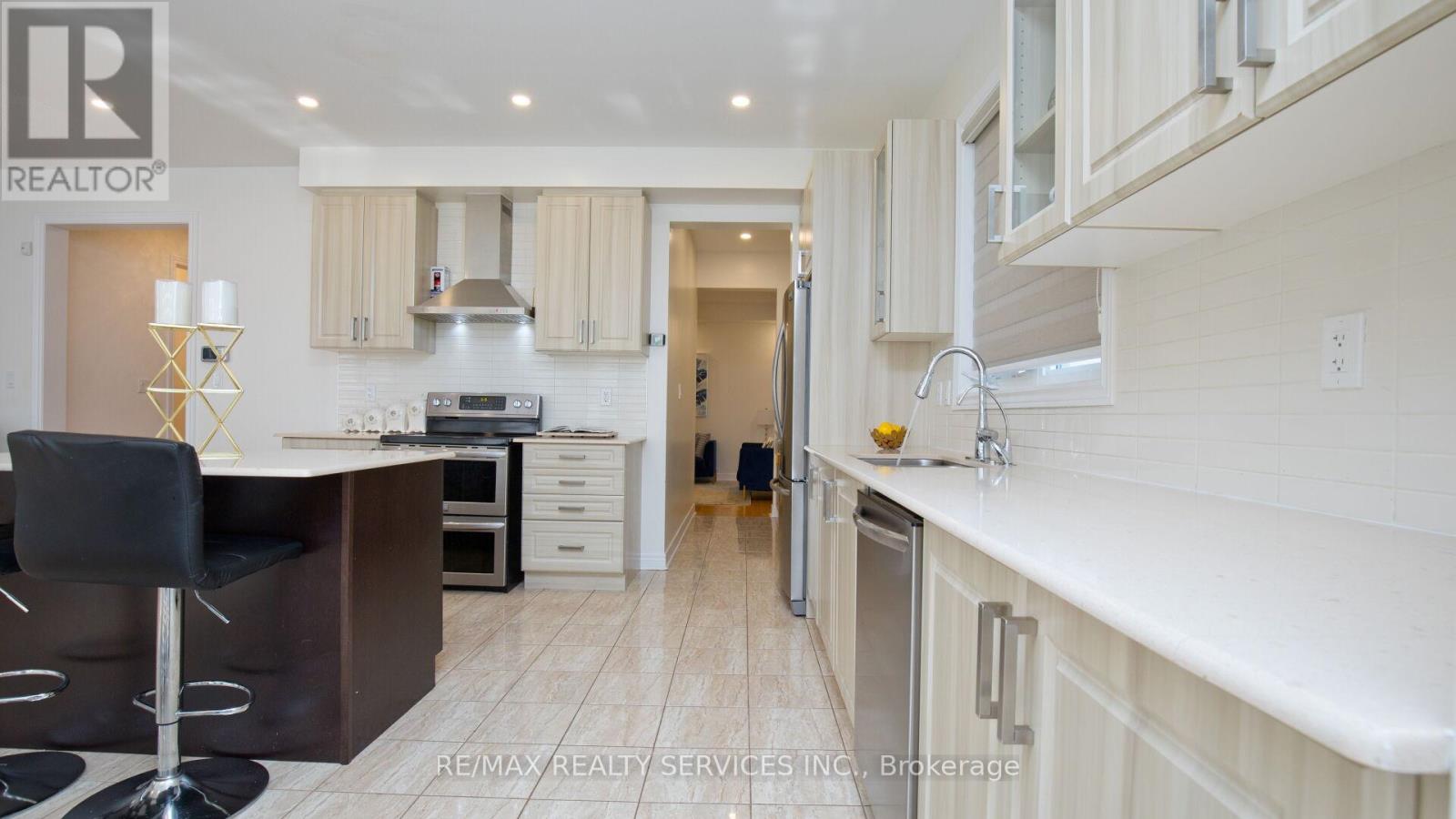 104 SHARPE CRESCENT - 14