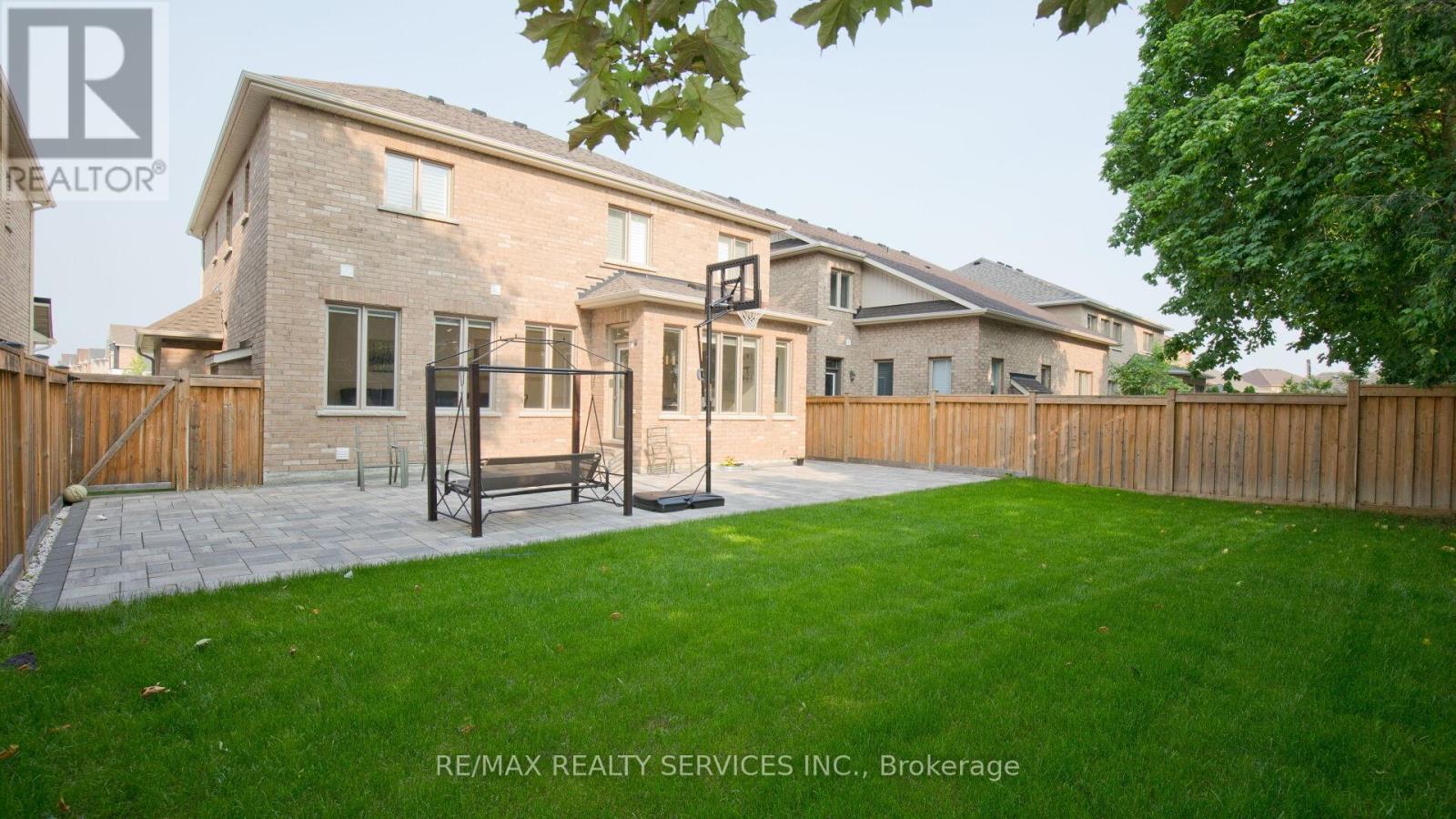 104 SHARPE CRESCENT - 34