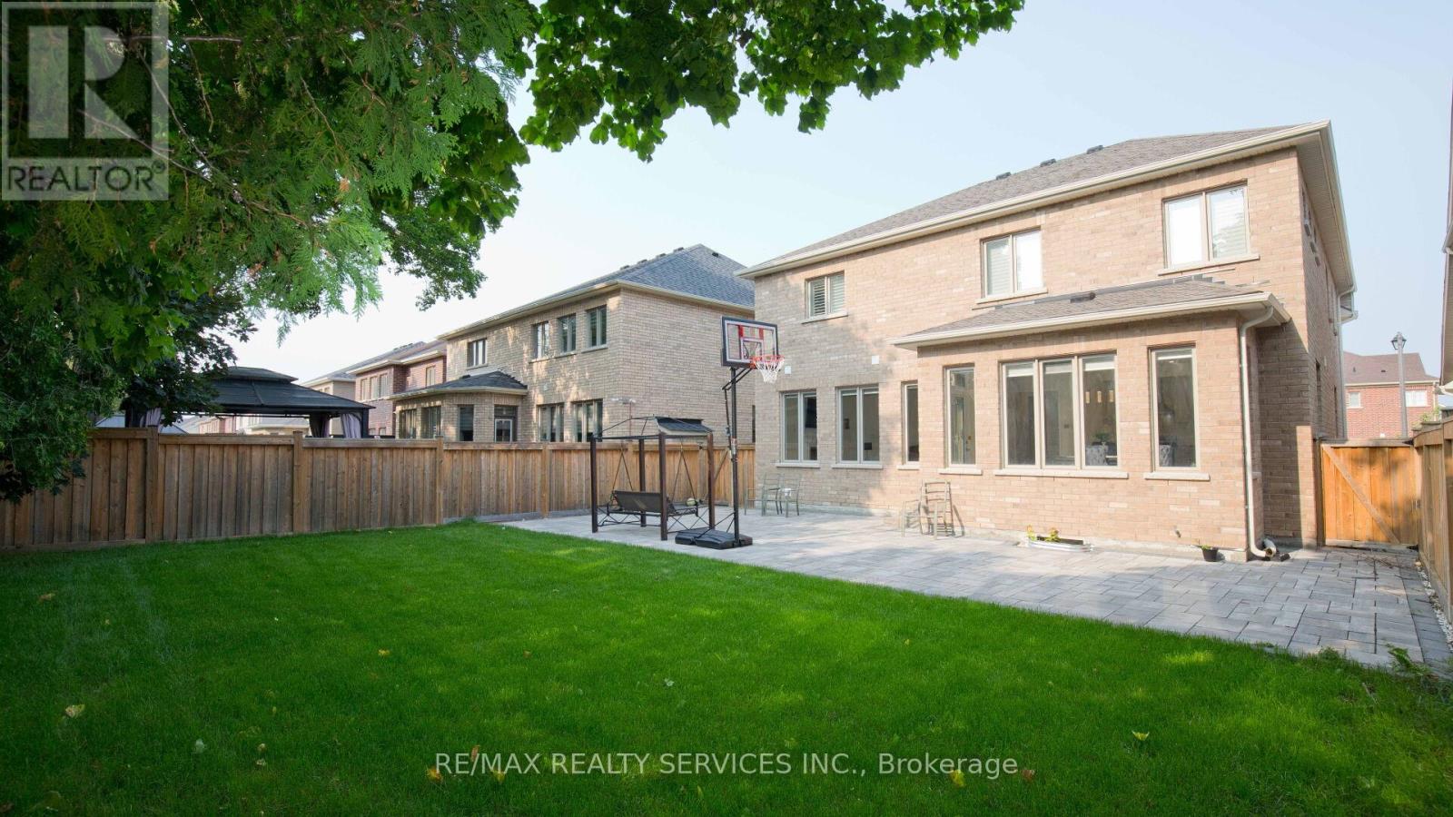 104 SHARPE CRESCENT - 35