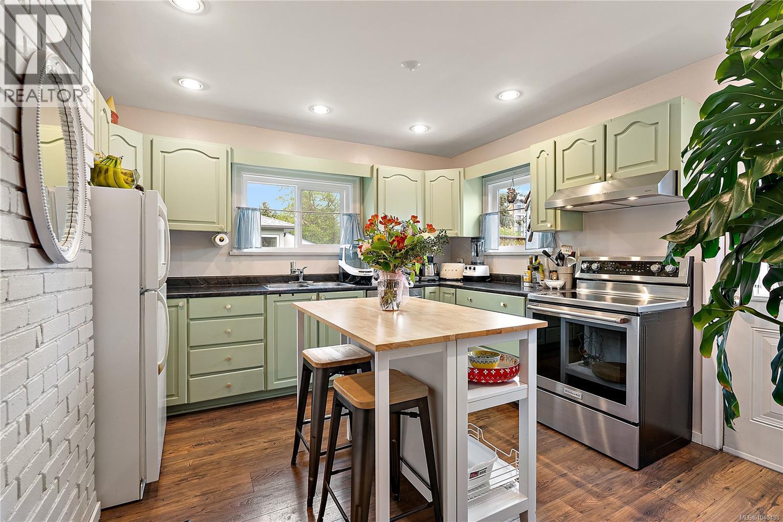 877 Wollaston St - 8