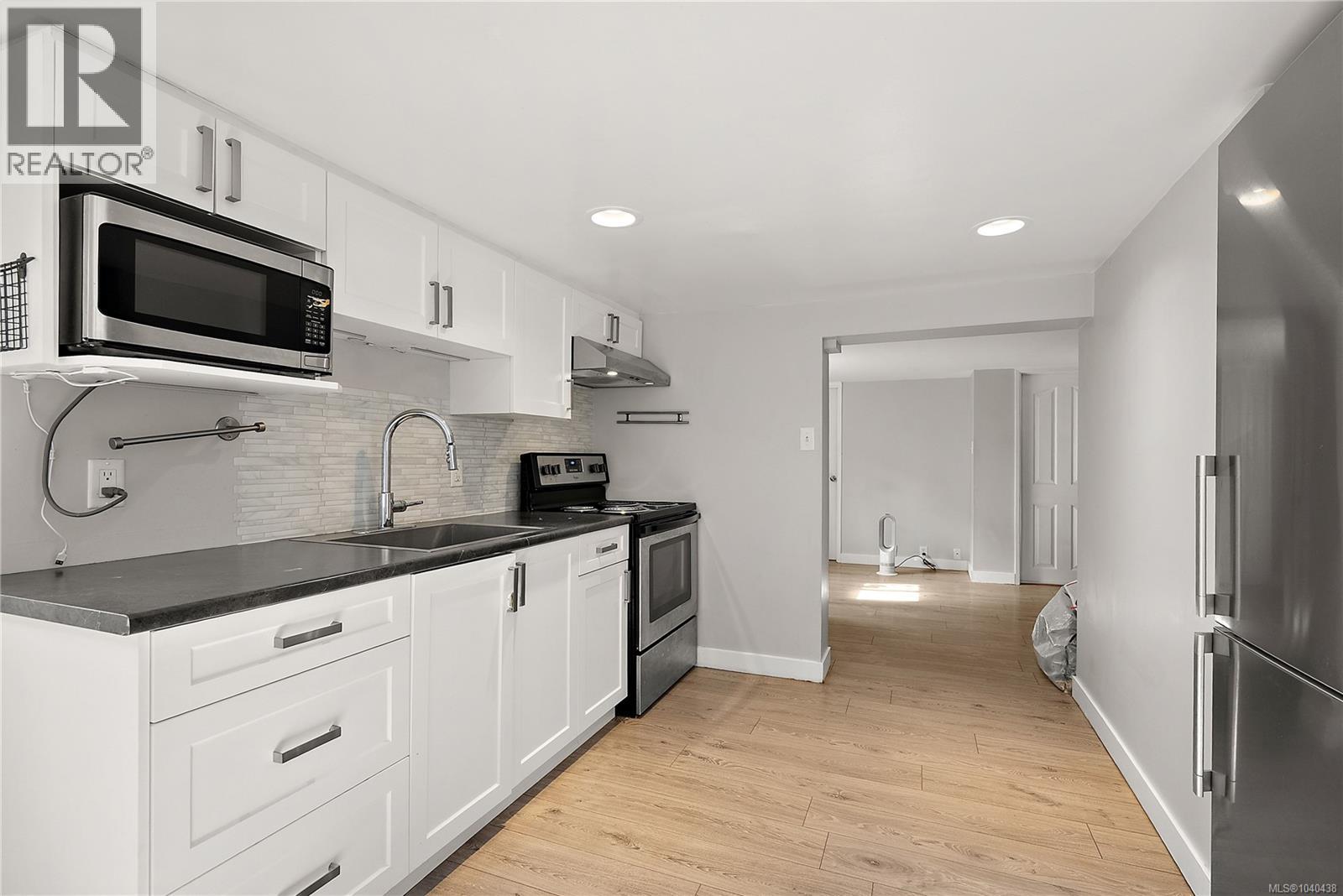 877 Wollaston St - 19