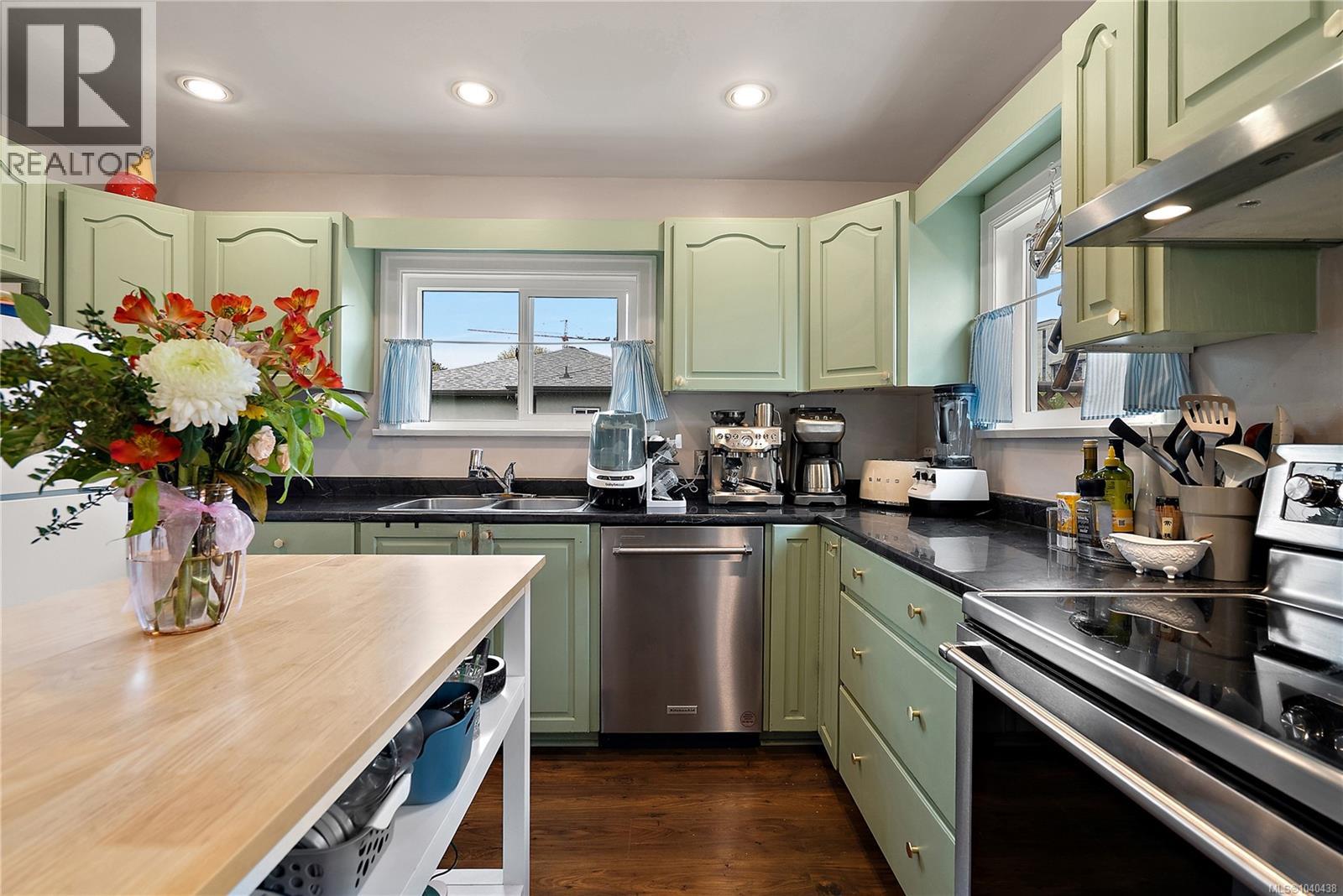 877 Wollaston St - 9