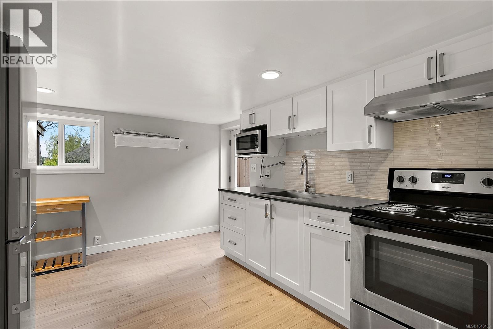 877 Wollaston St - 18