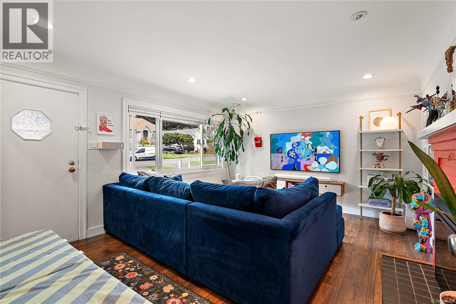 877 Wollaston St - 5