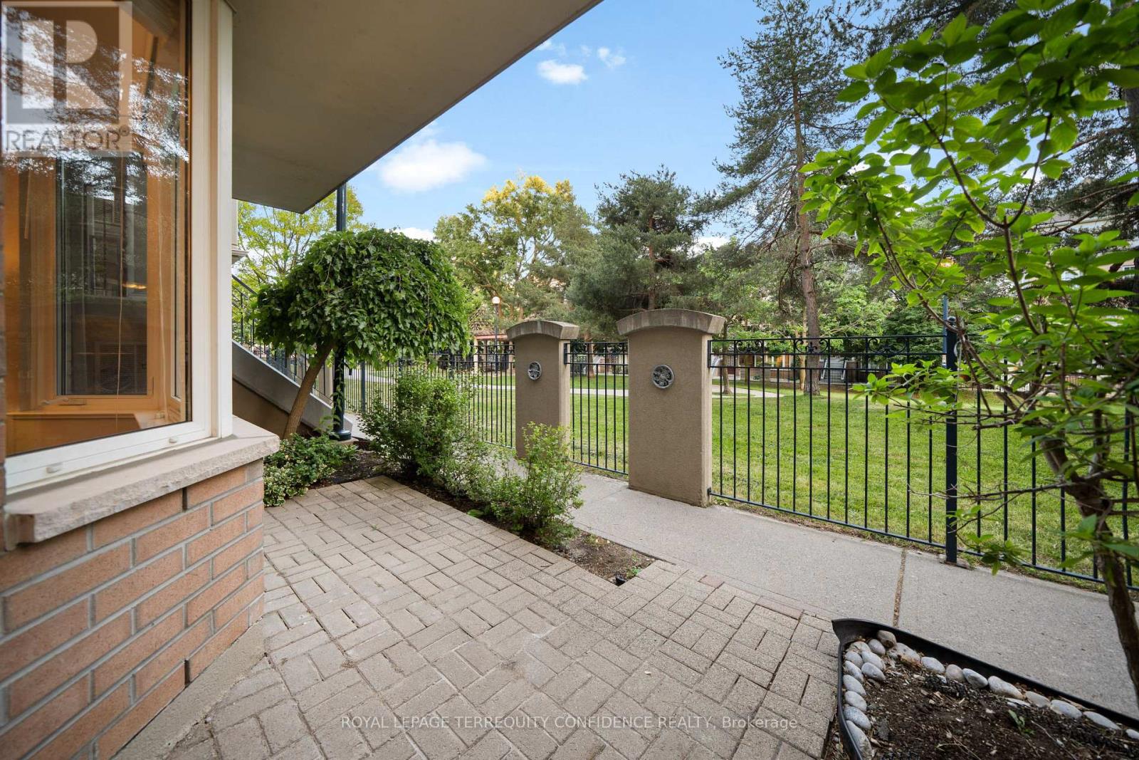Front View Outlooks Private Park