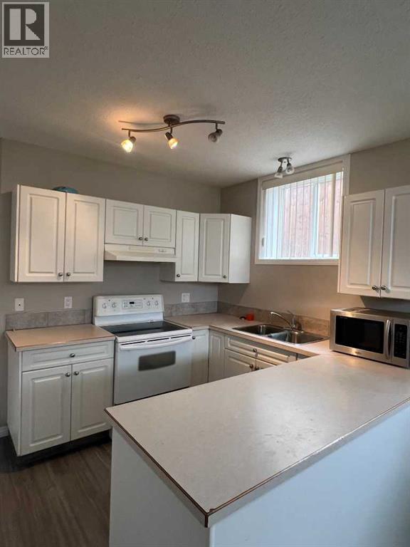 A,B, 10761 73 Avenue - 22