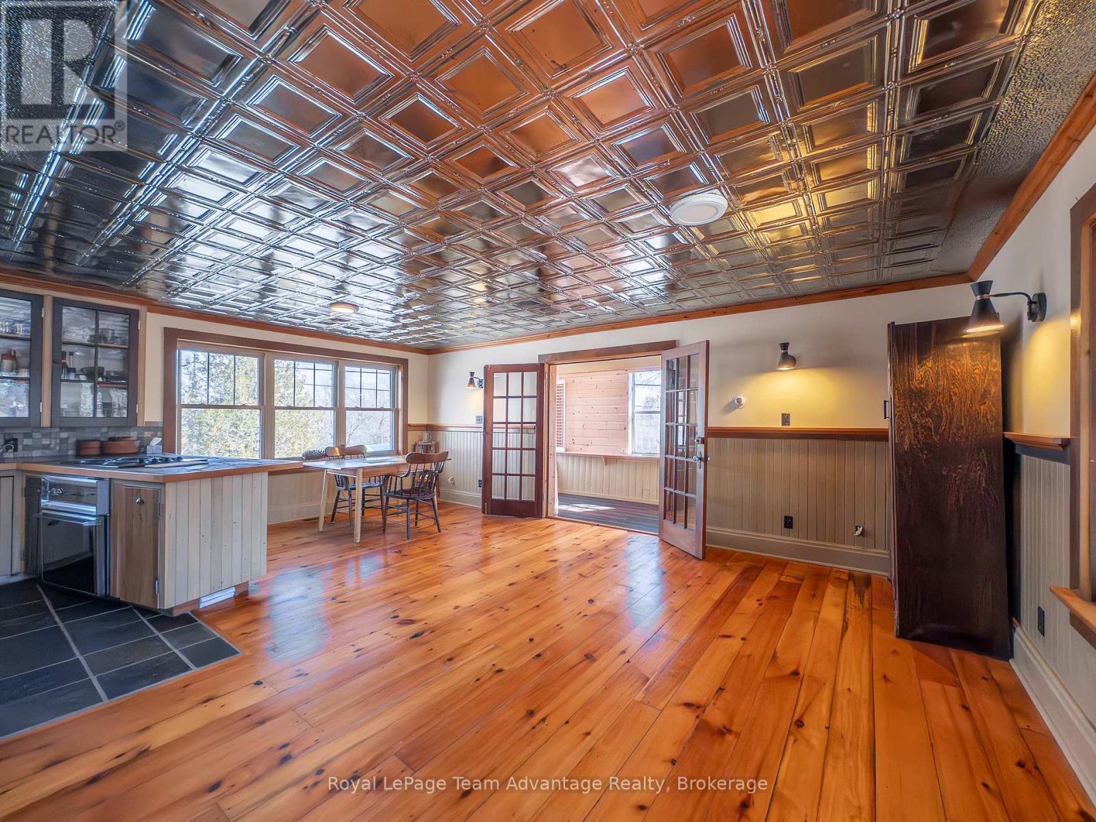 945 RIVERSIDE DRIVE - 10