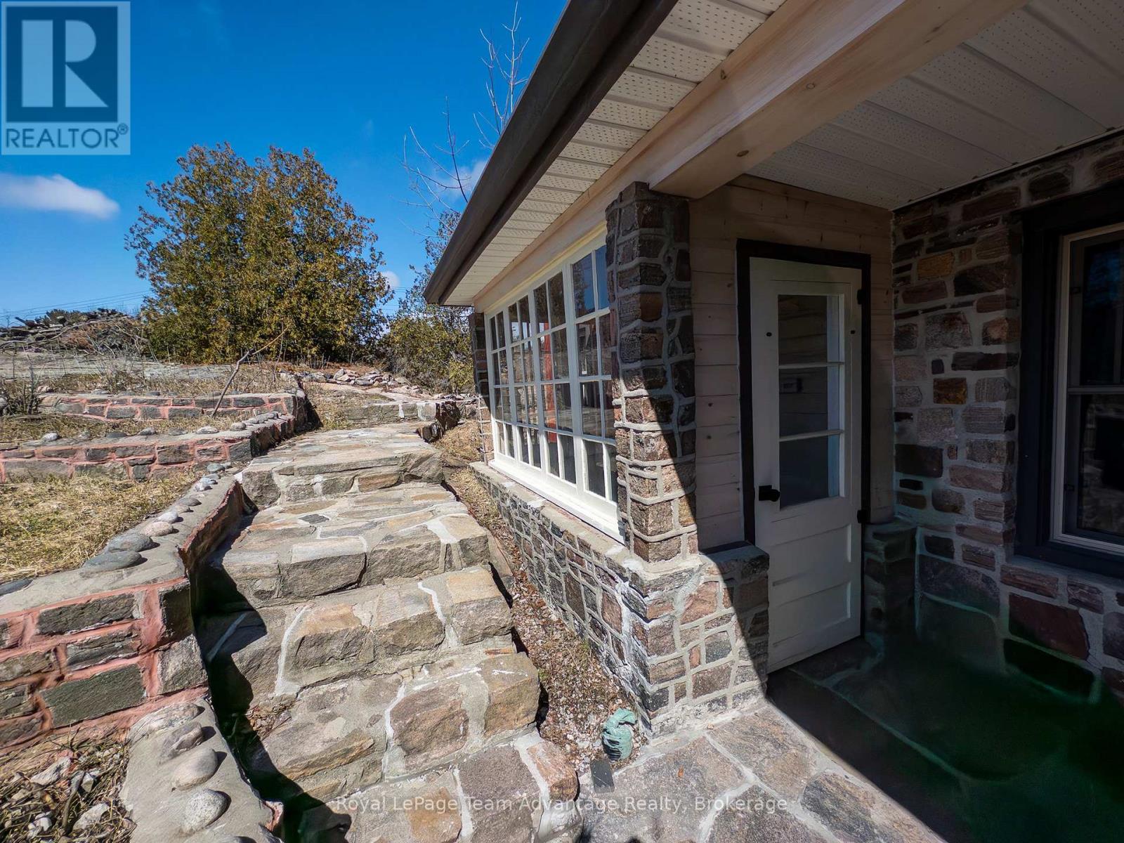 945 RIVERSIDE DRIVE - 22