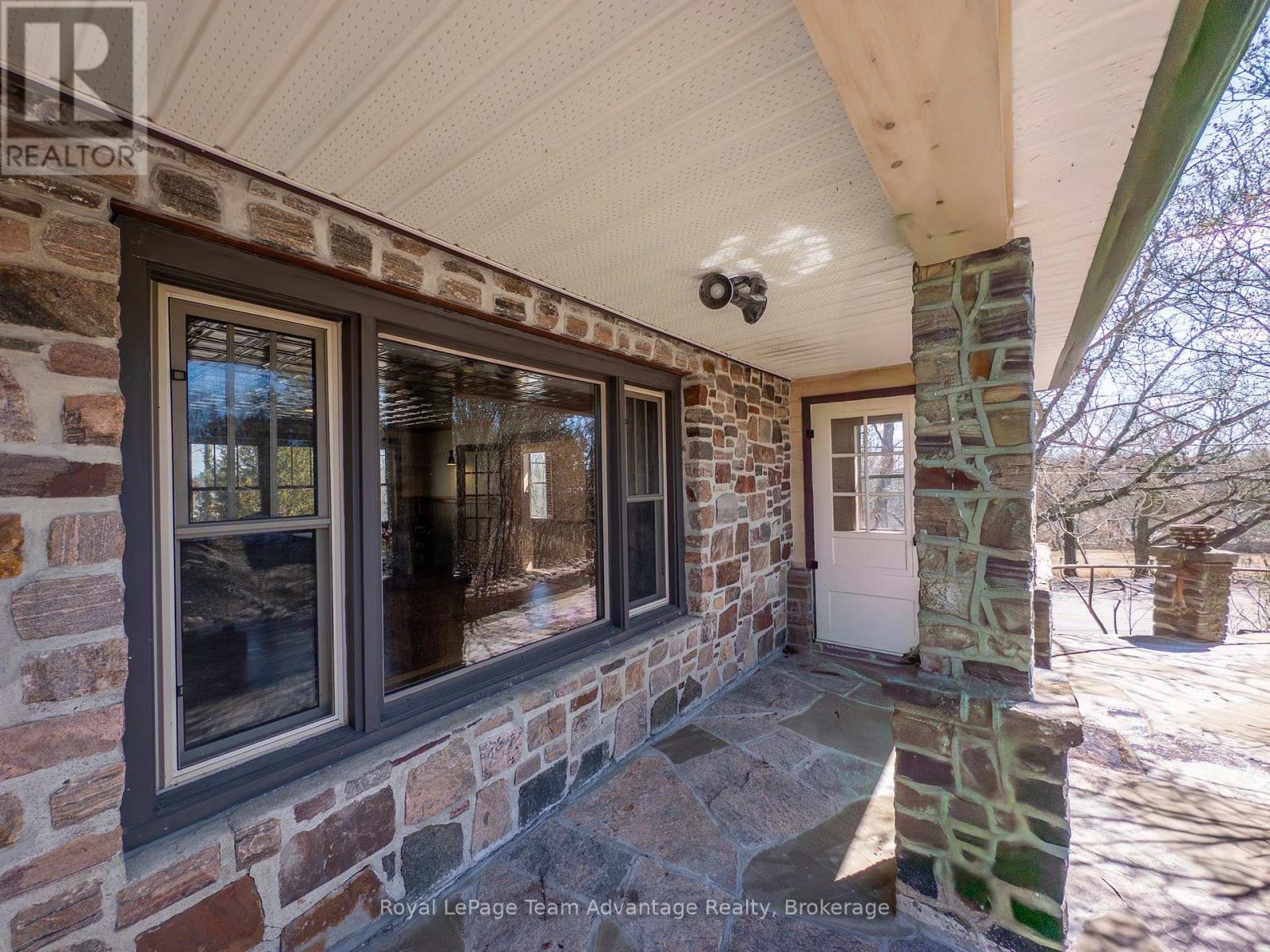 945 RIVERSIDE DRIVE - 23