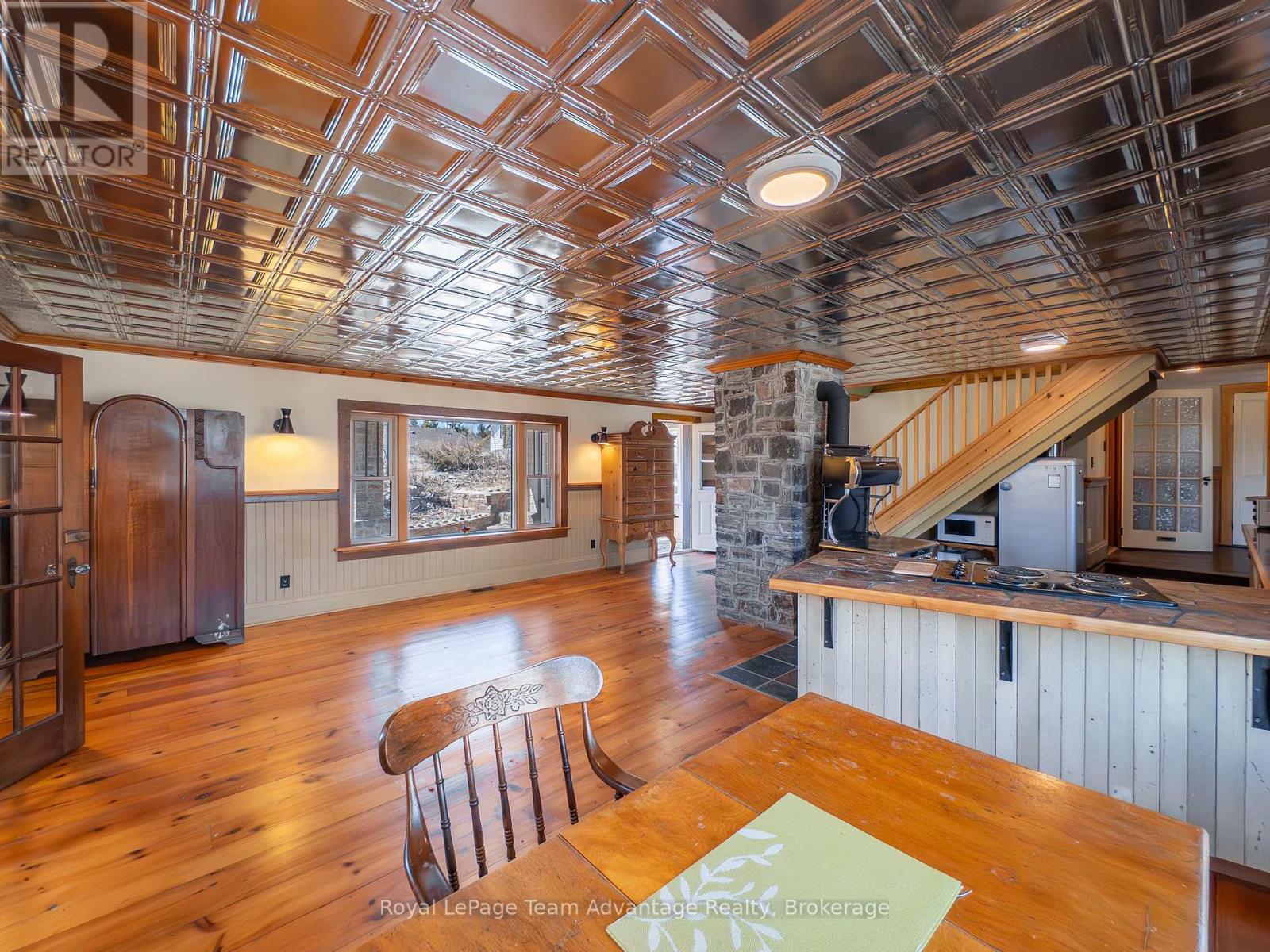 945 RIVERSIDE DRIVE - 6