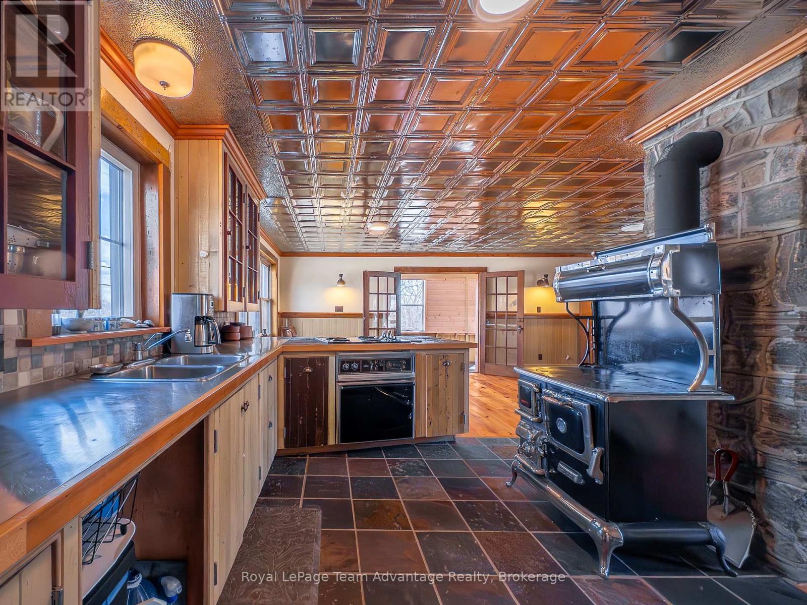 945 RIVERSIDE DRIVE - 7