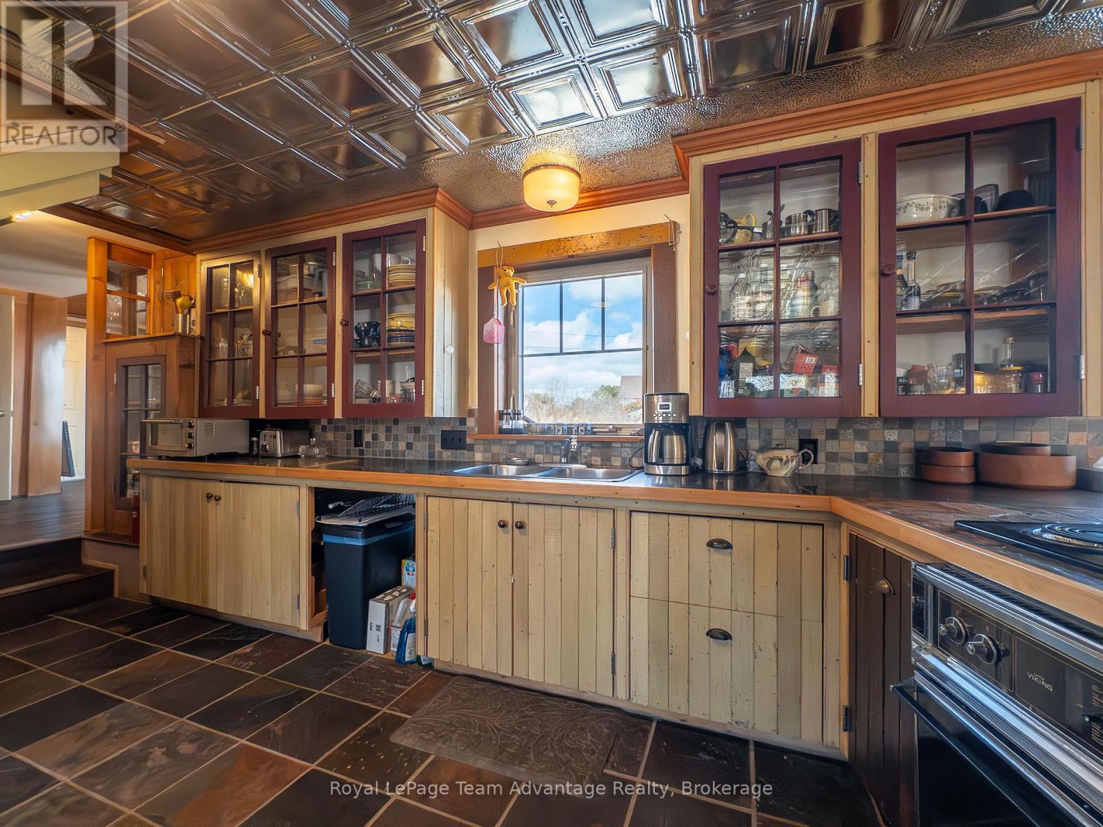 945 RIVERSIDE DRIVE - 8
