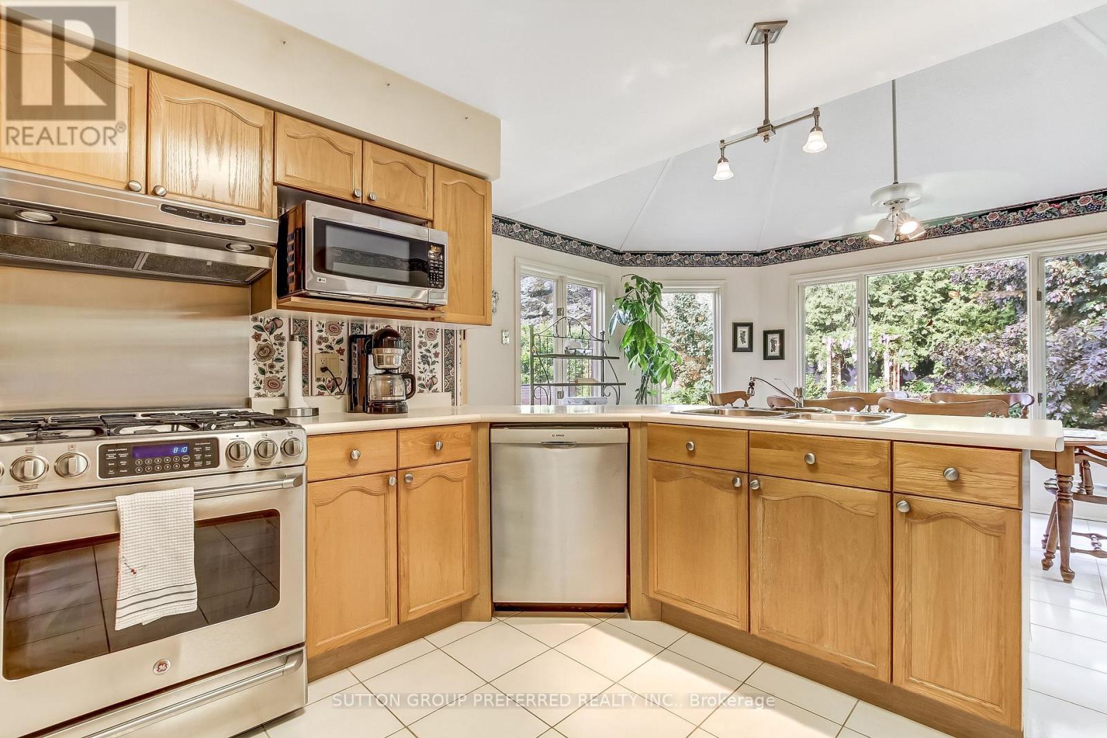 462 AMBLESIDE DRIVE - 12