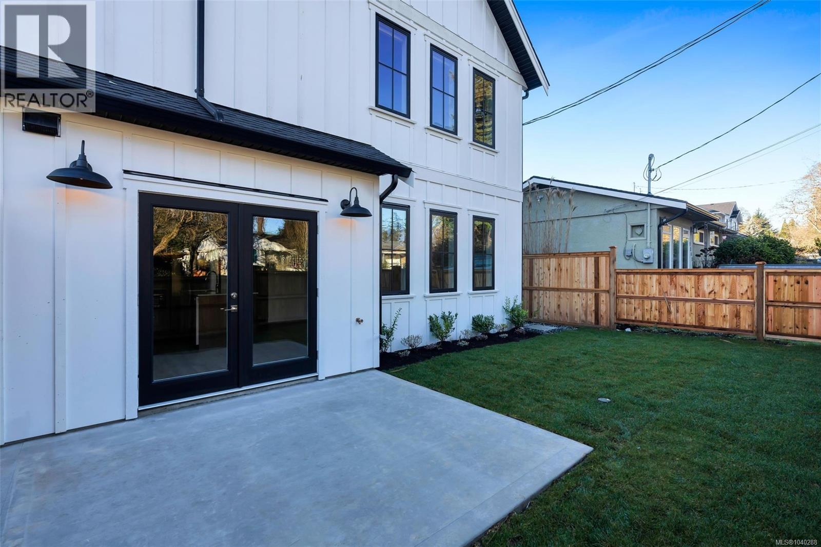 1 1255 Dunsterville Avenue, Saanich