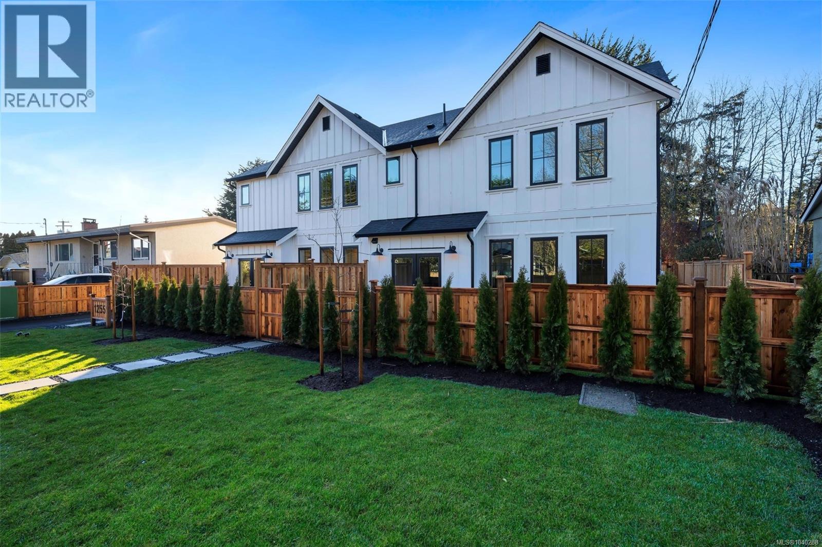 1 1255 Dunsterville Avenue, Saanich
