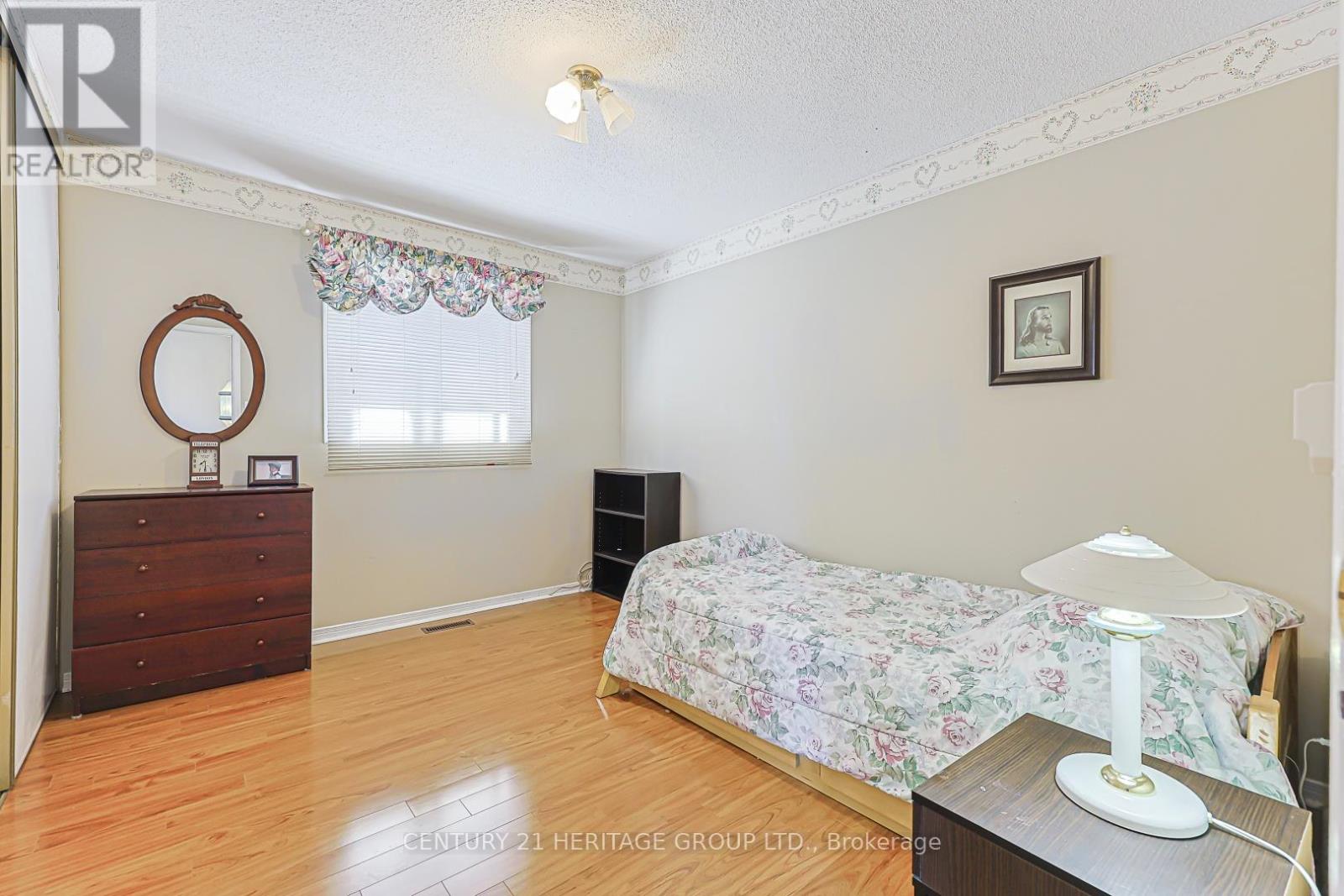 8 MILLCROFT WAY - 26