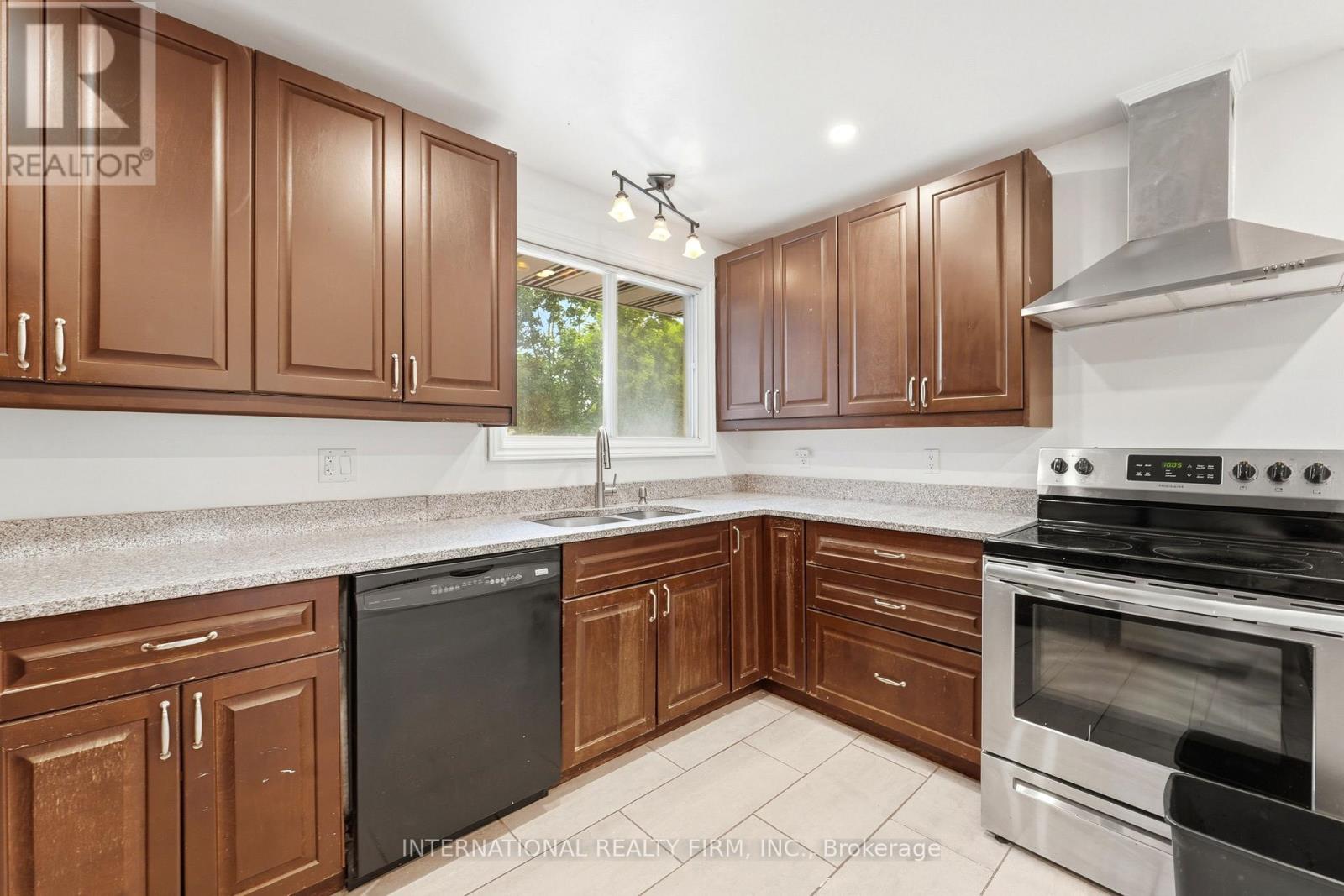 1213 ERINDALE DRIVE - 17