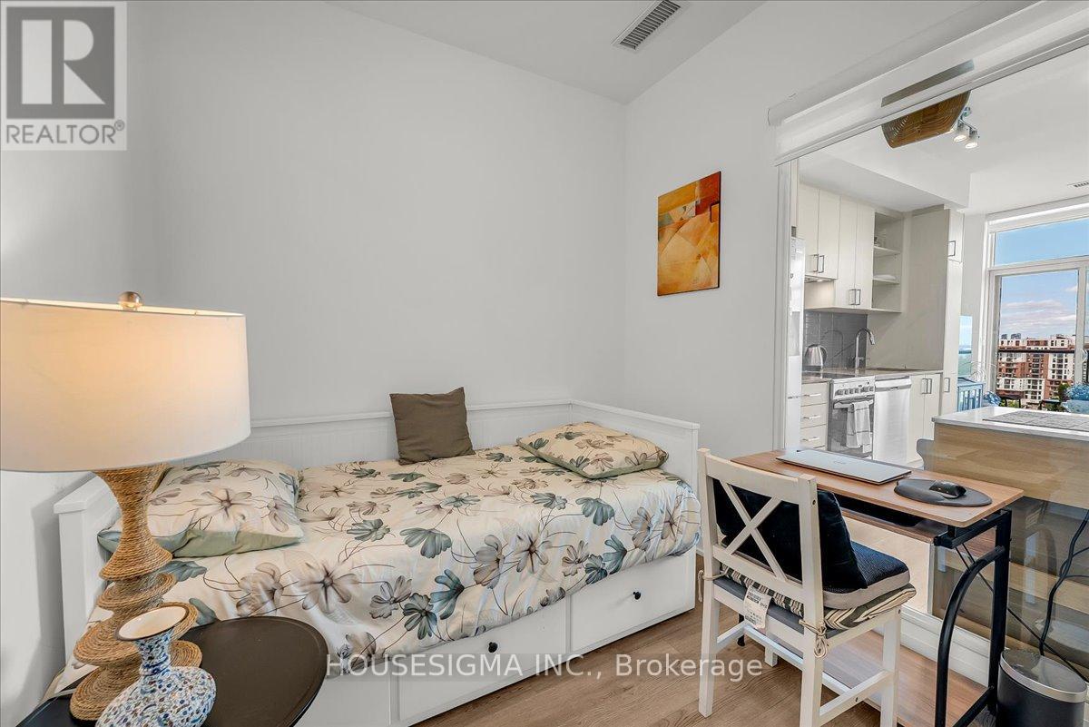 #1006 50 GEORGE BUTCHART DRIVE - 32
