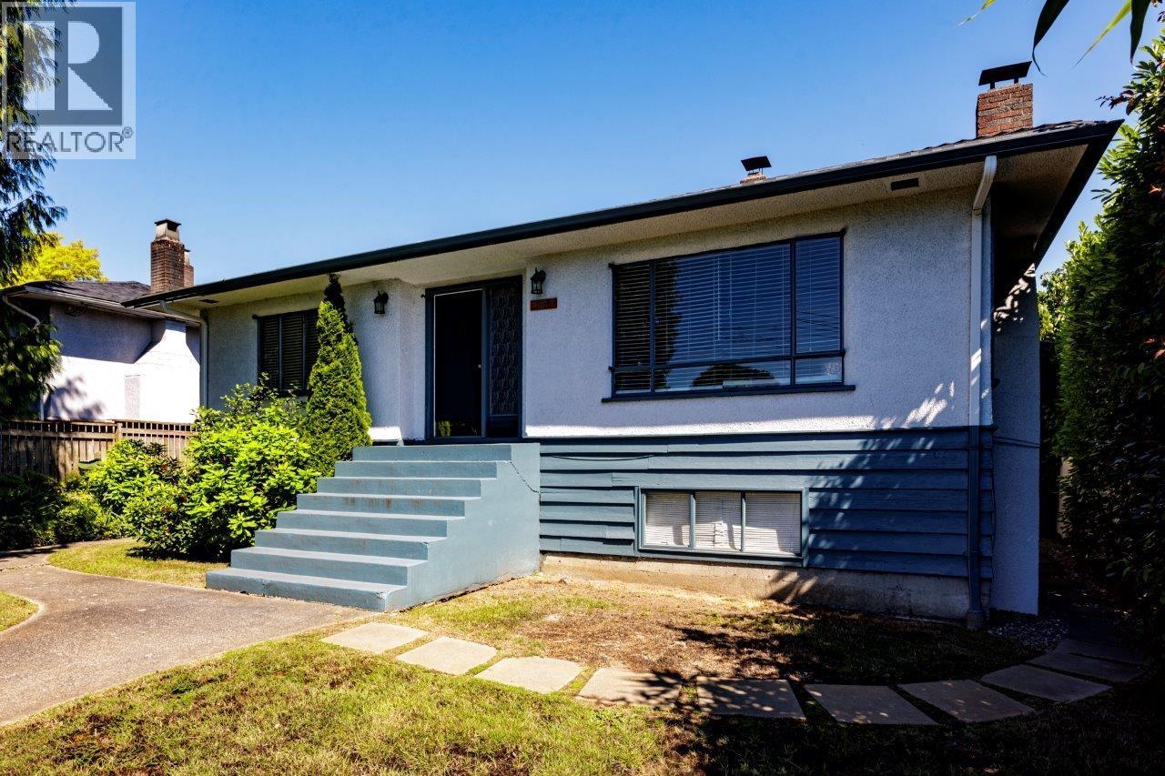 836 E 4TH STREET, North Vancouver