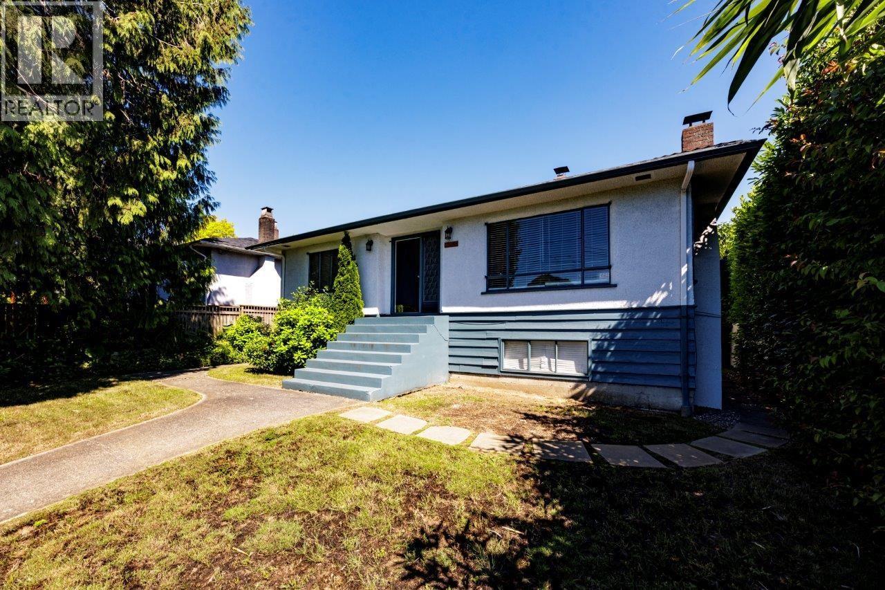 836 E 4TH STREET, North Vancouver