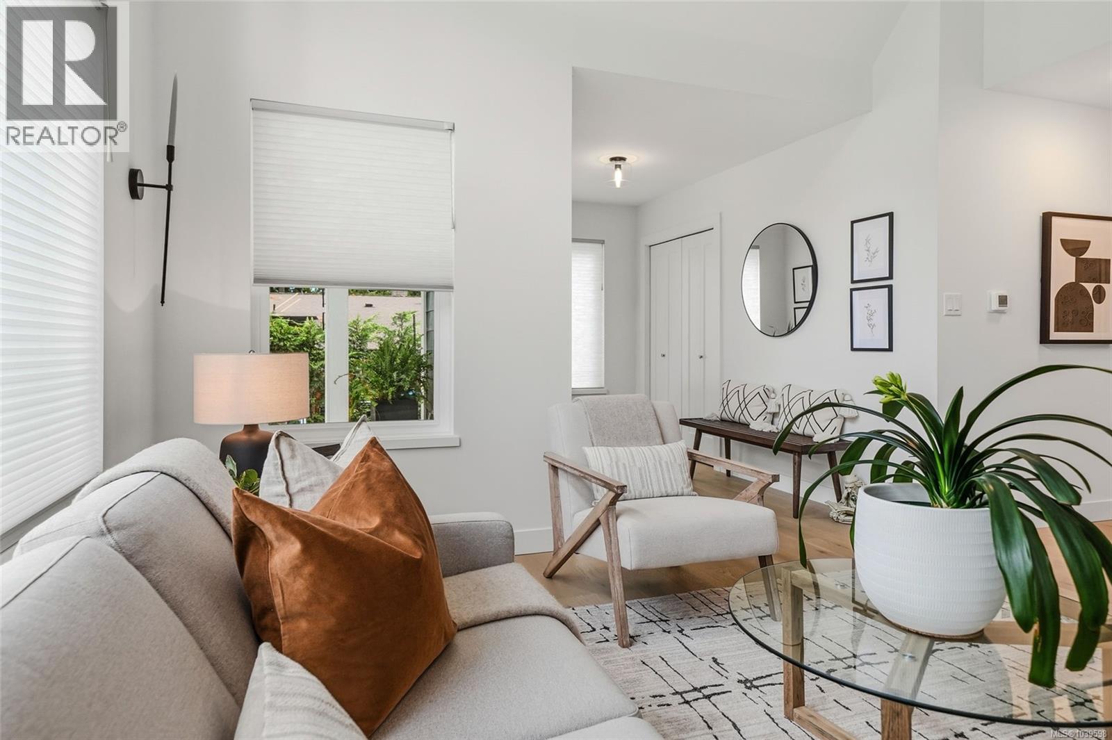 234 Fern Rd W - 11
