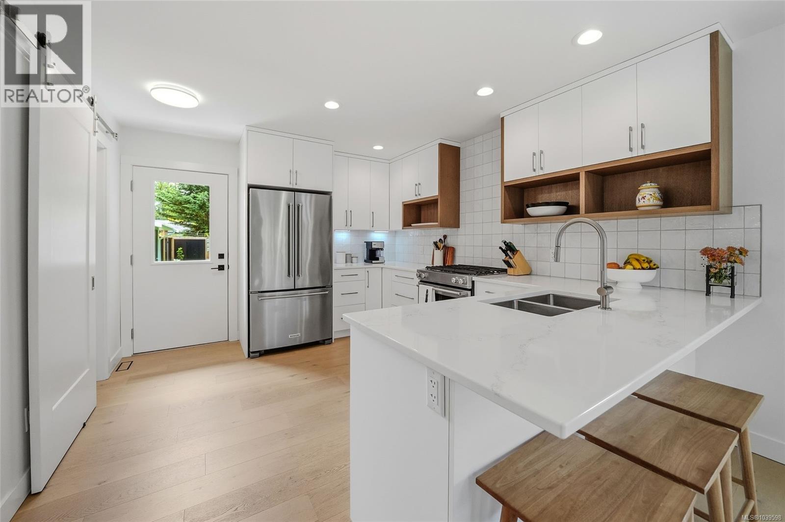 234 Fern Rd W - 16