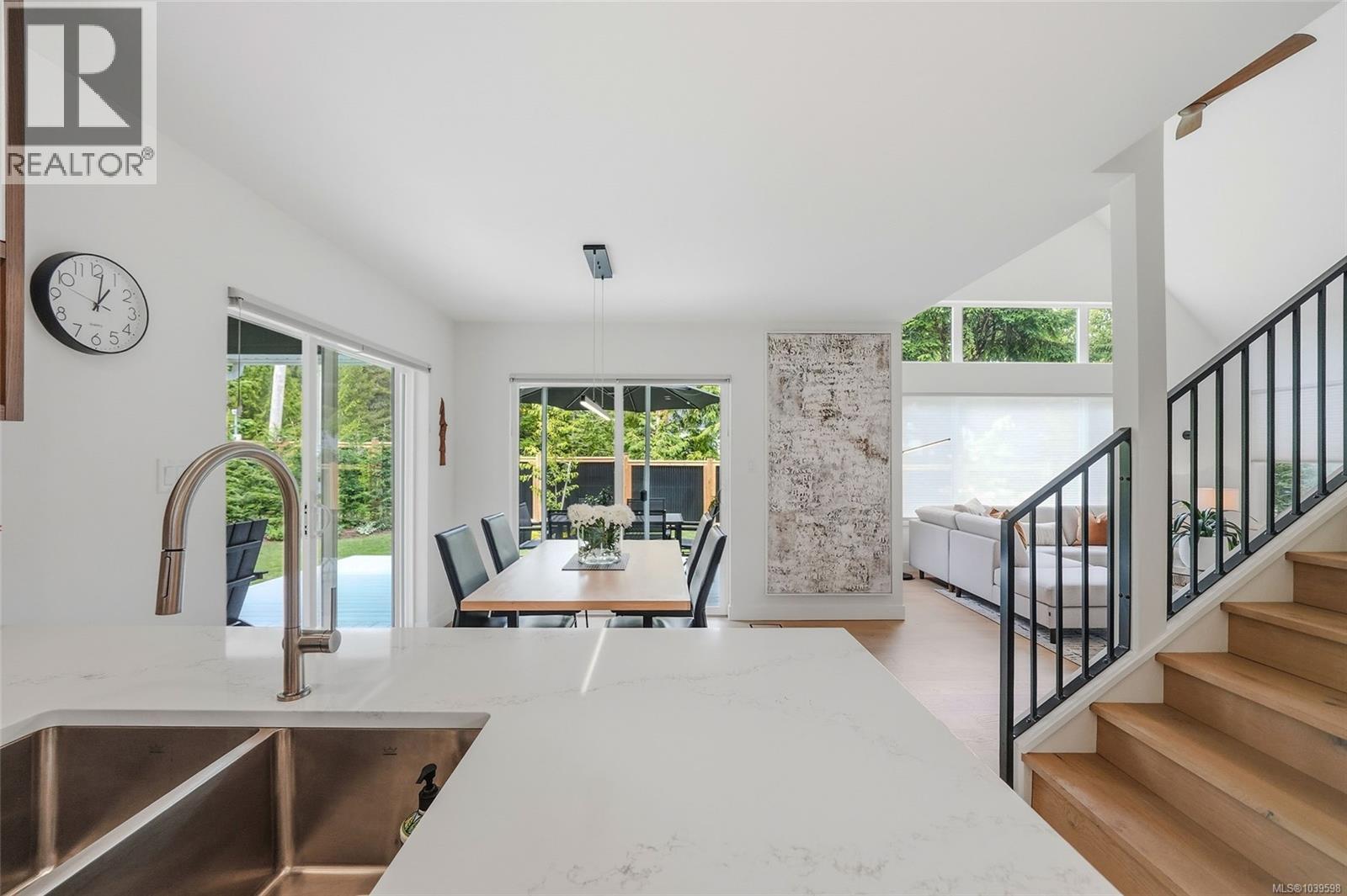 234 Fern Rd W, Qualicum Beach